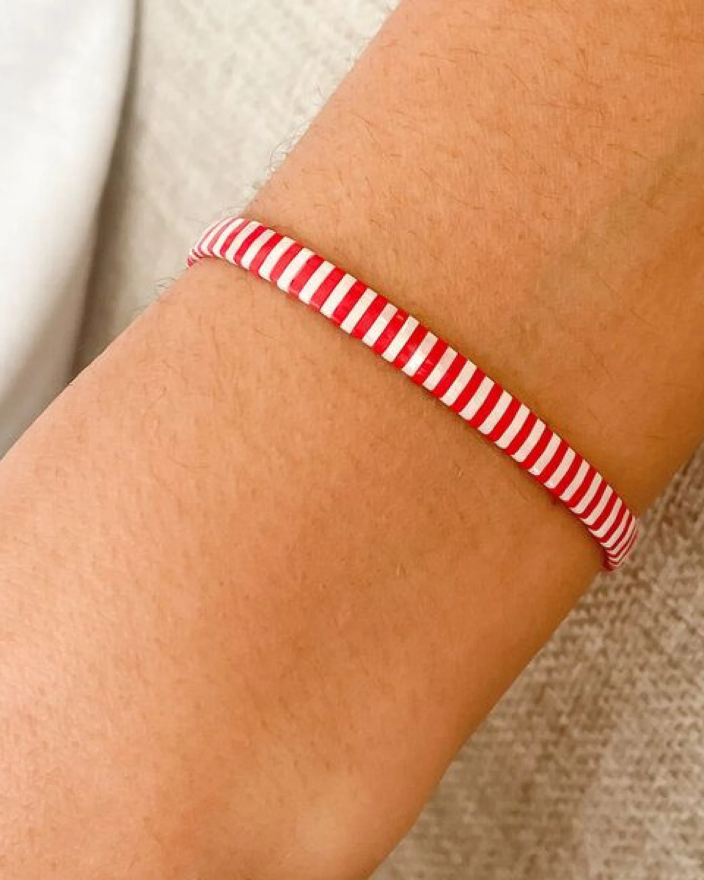 juni Gestreiftes Perlenarmband "Coco" rouge und bleu im Breton Stil - in rot oder blau – Ansicht 3