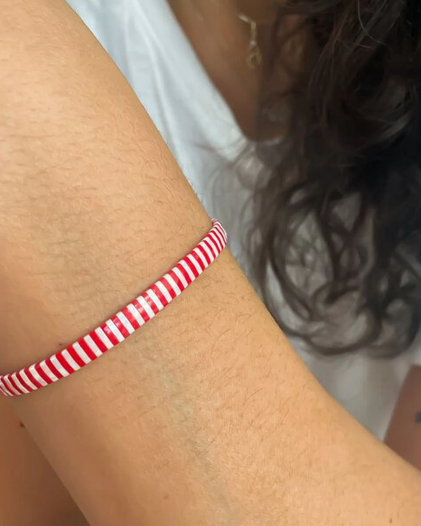 juni Gestreiftes Perlenarmband "Coco" rouge und bleu im Breton Stil - in rot oder blau – Ansicht 3