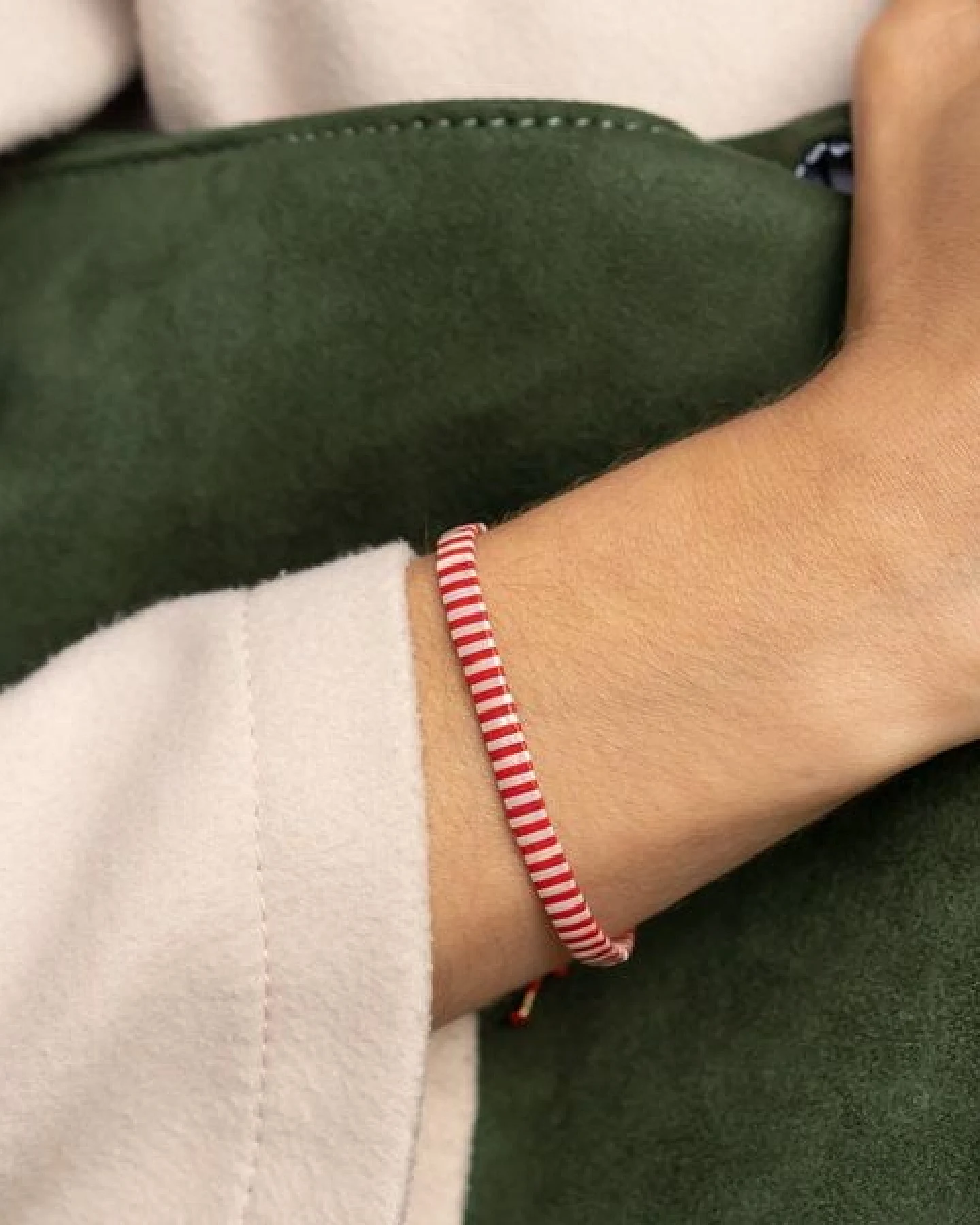 juni Gestreiftes Perlenarmband "Coco" rouge und bleu im Breton Stil - in rot oder blau – Ansicht 2
