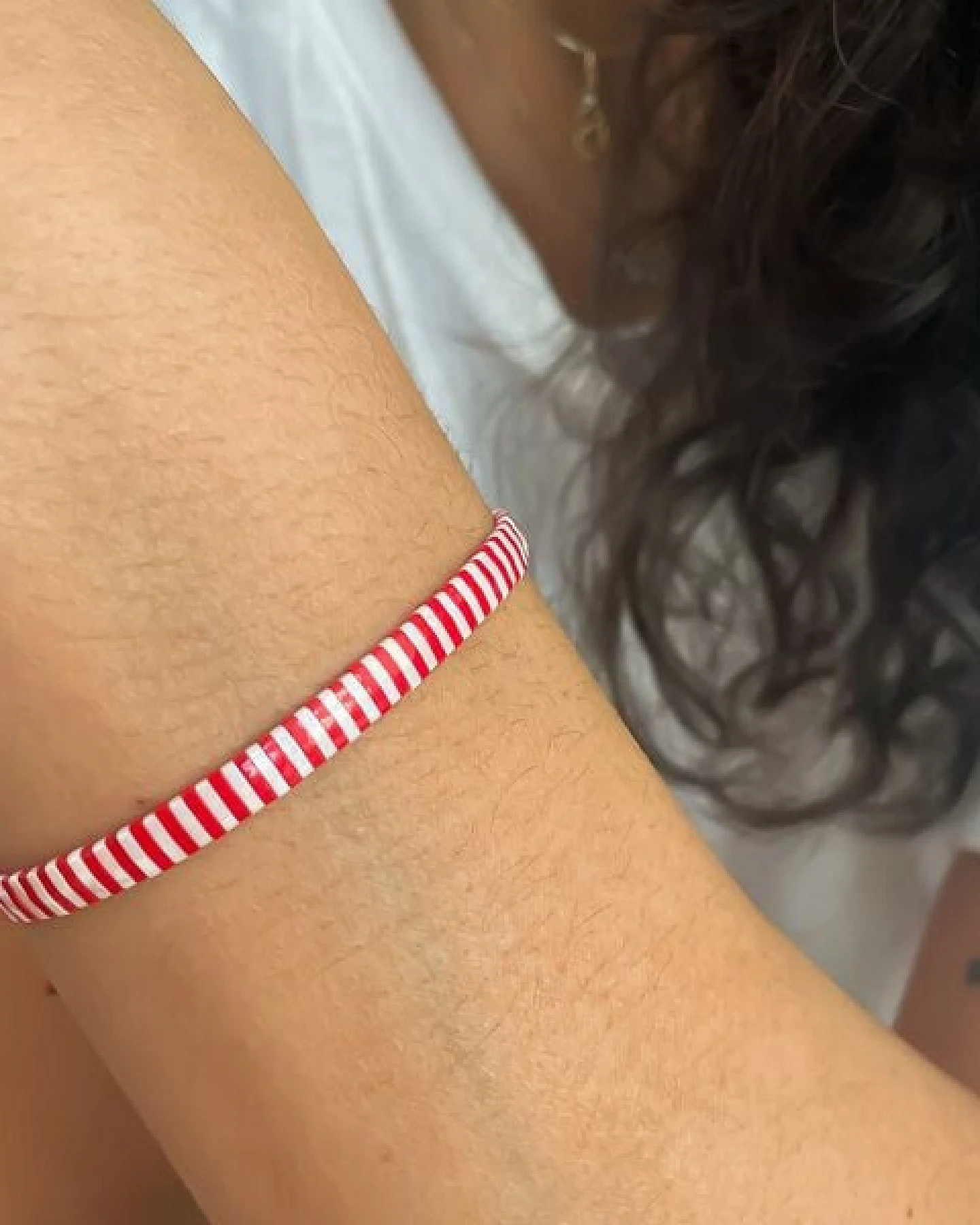 juni Gestreiftes Perlenarmband "Coco" rouge und bleu im Breton Stil - in rot oder blau – Ansicht 4