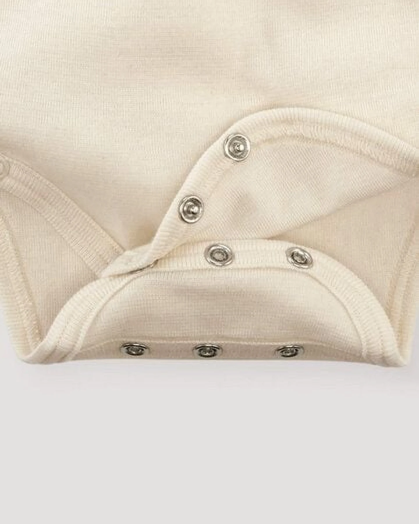 hessnatur Wickelbody aus Bio-Baumwolle mit Merinowolle und Seide – Ansicht 3