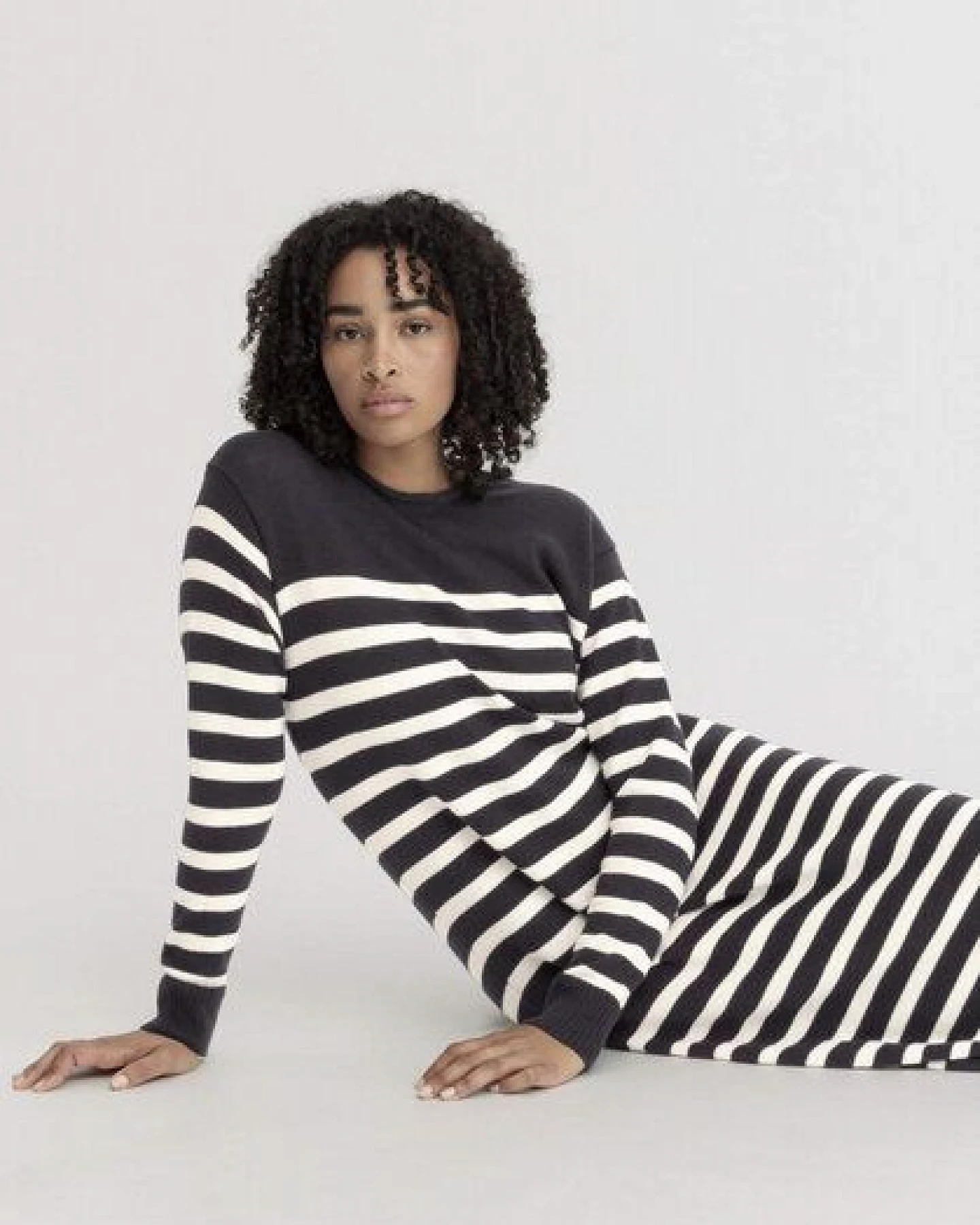 hessnatur Strickkleid Streifen Midi Relaxed aus reiner Bio-Baumwolle und weicher Schurwolle – Ansicht 2