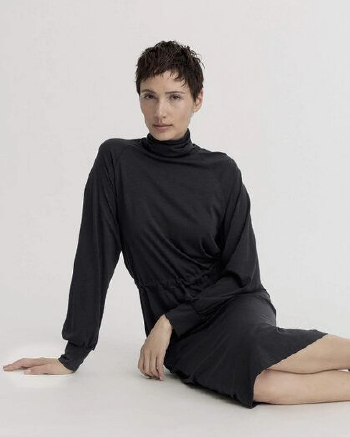 hessnatur Jersey Kleid Midi Relaxed aus TENCEL Lyocell mit Bio-Baumwolle – Ansicht 2