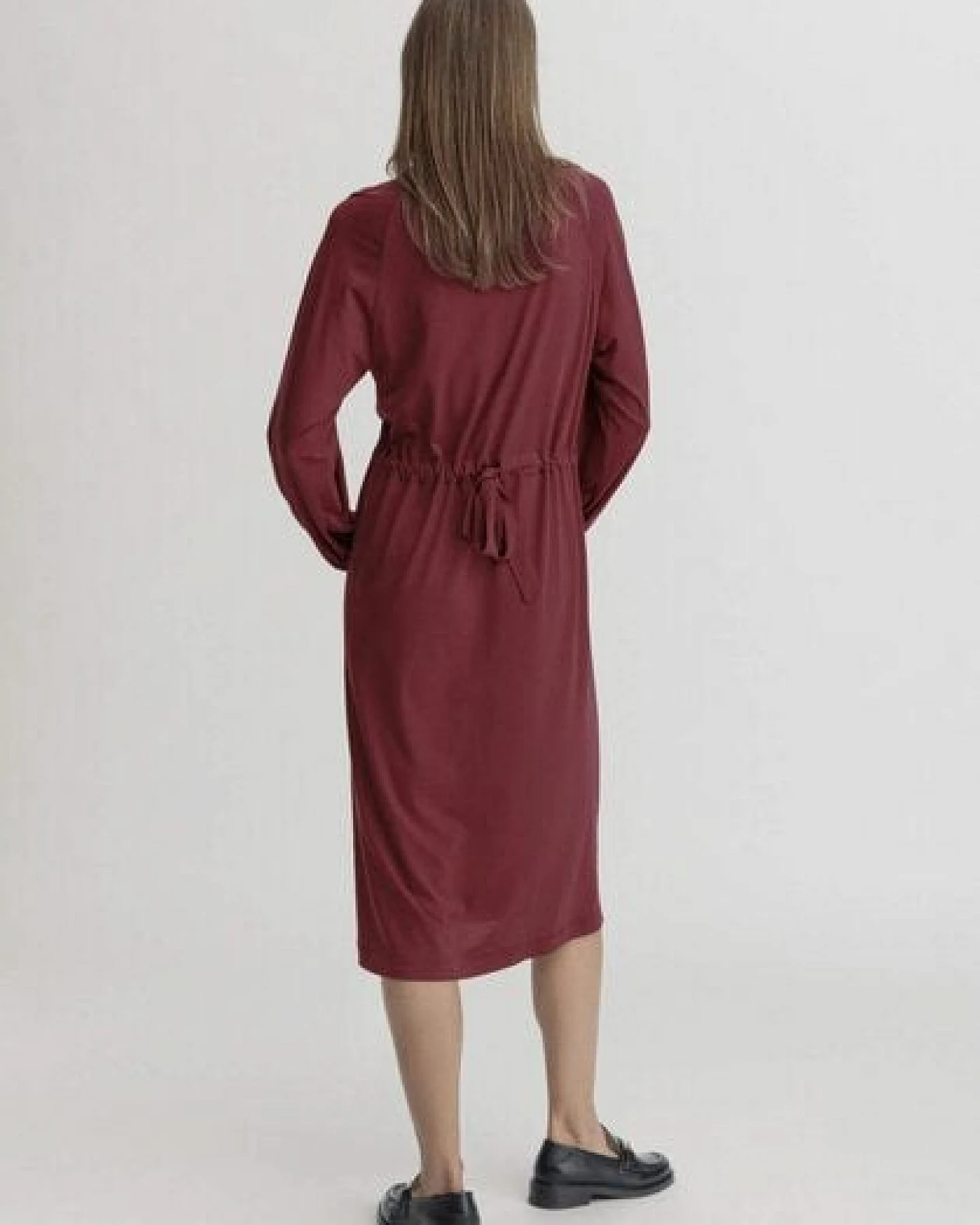 hessnatur Jersey Kleid Midi Relaxed aus TENCEL Lyocell mit Bio-Baumwolle – Ansicht 2