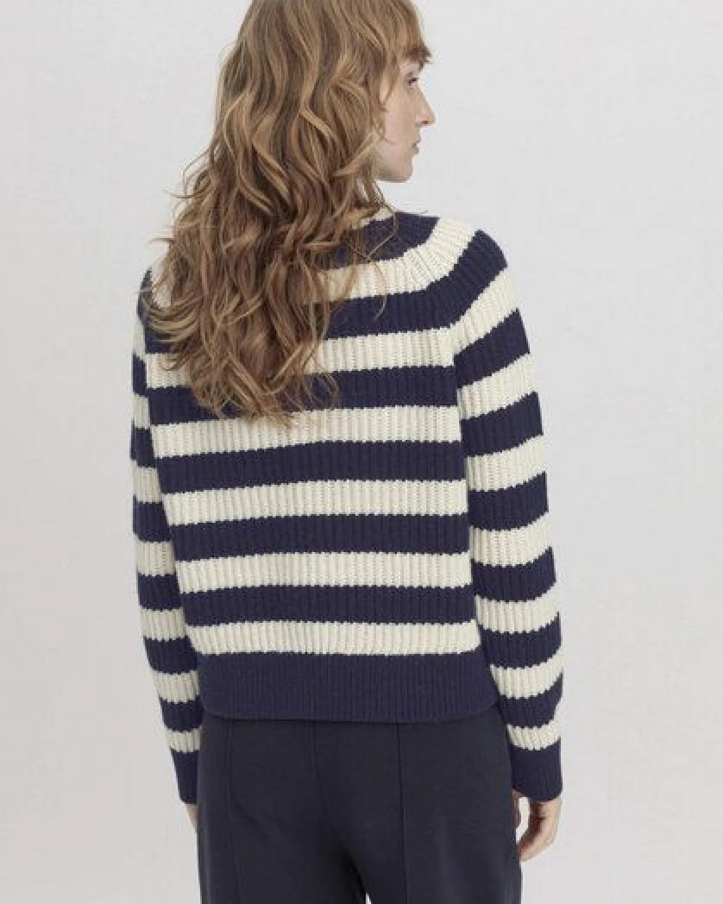 hessnatur Strickjacke Streifen Relaxed aus Bio-Merinowolle mit Bio-Baumwolle – Ansicht 2