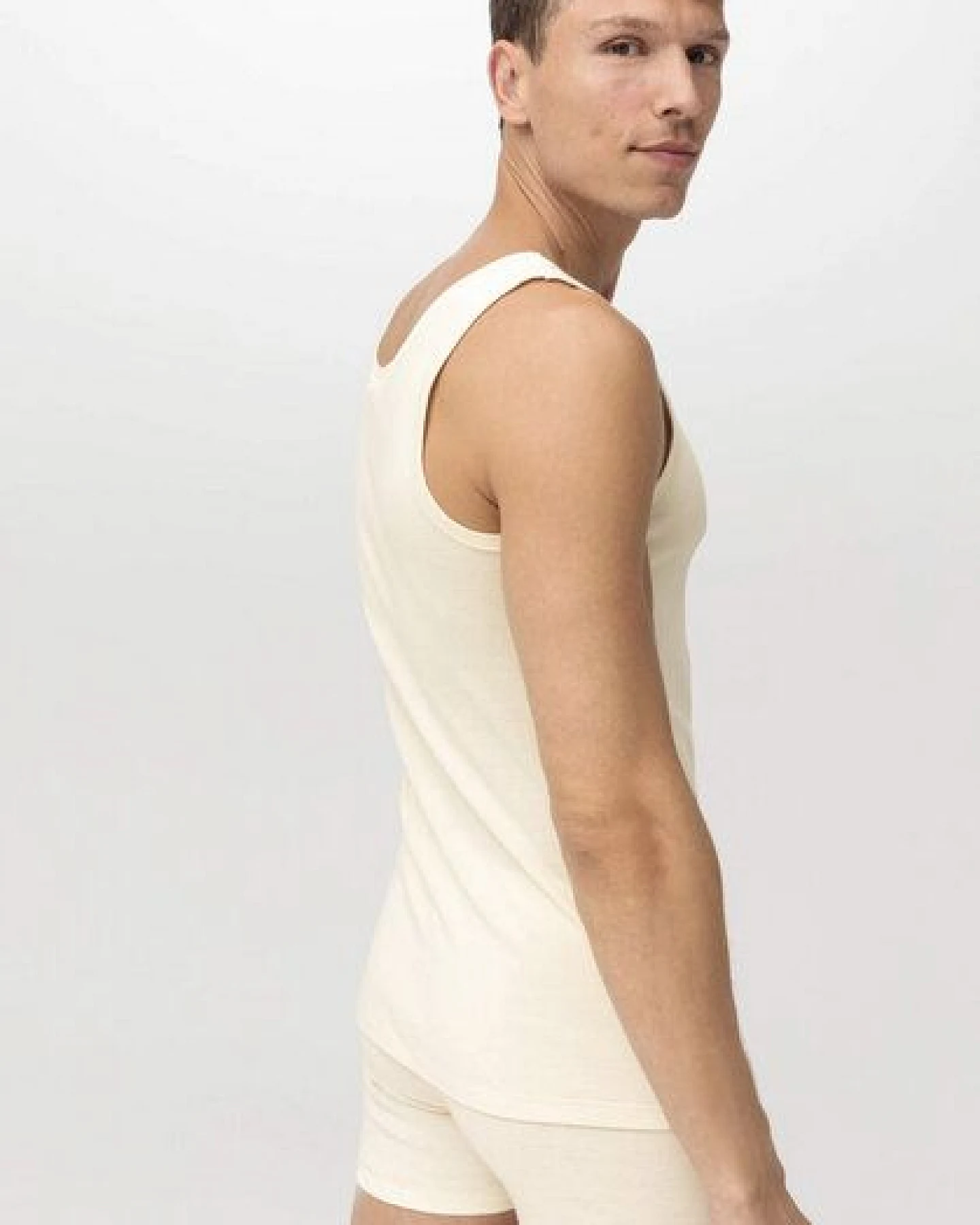hessnatur Athletic Shirt Fitted 2er Pack PURE NATURE aus reiner Bio-Baumwolle – Ansicht 4