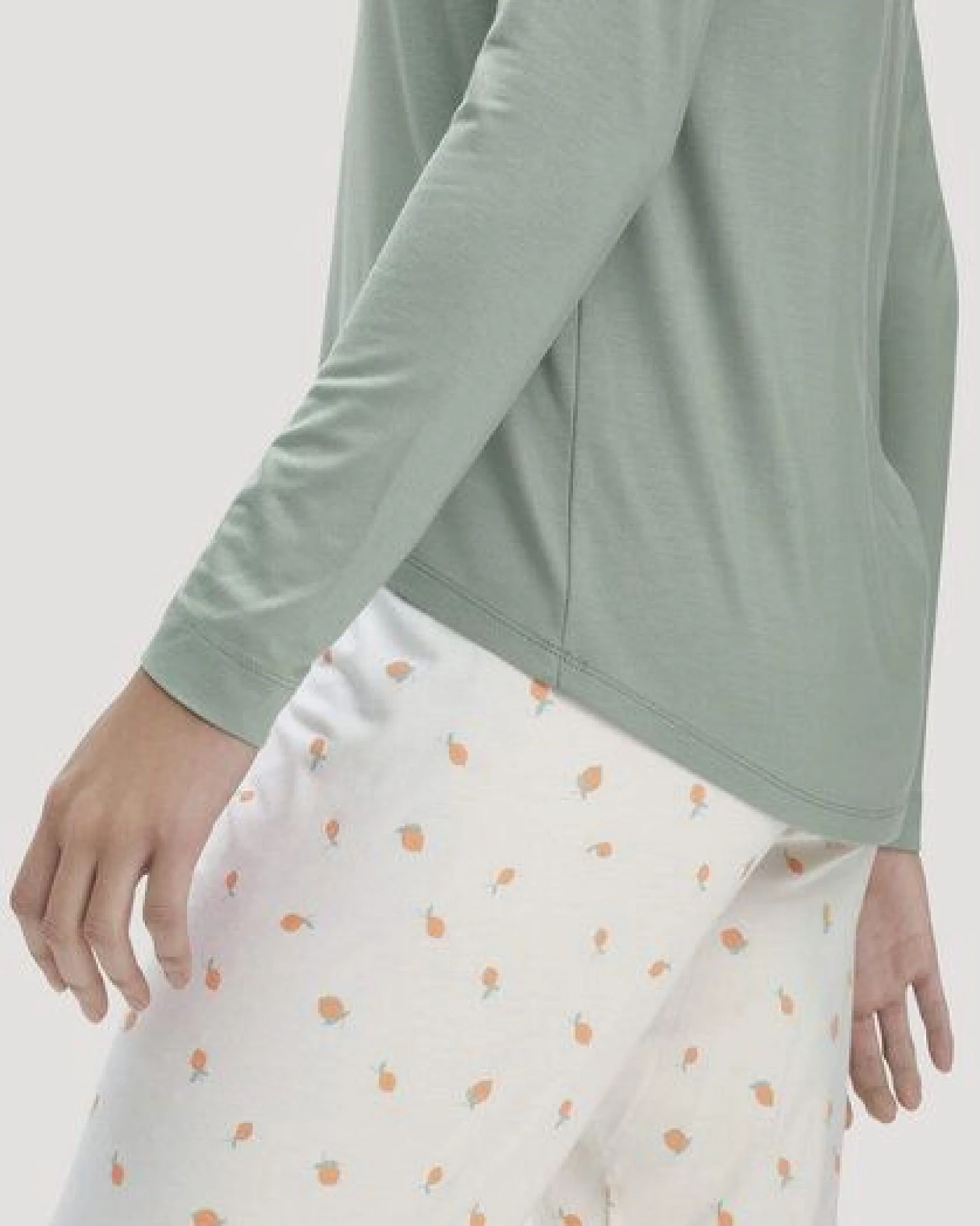 hessnatur Langarm Schlafshirt Regular PURE FLOW aus TENCEL Modal – Ansicht 4