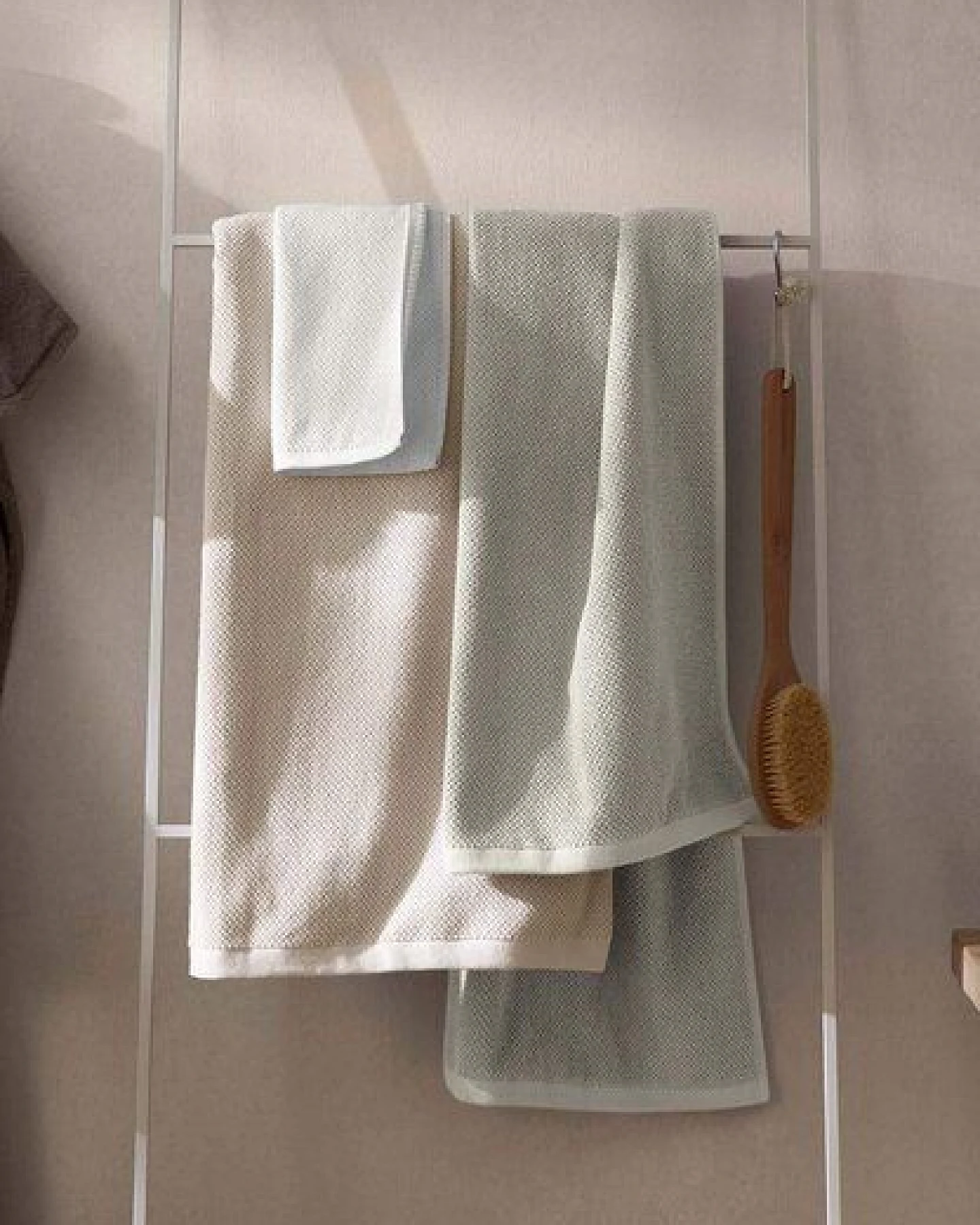 hessnatur Frottier-Handtuch mit Reiskornstruktur aus reiner Bio-Baumwolle – Ansicht 4