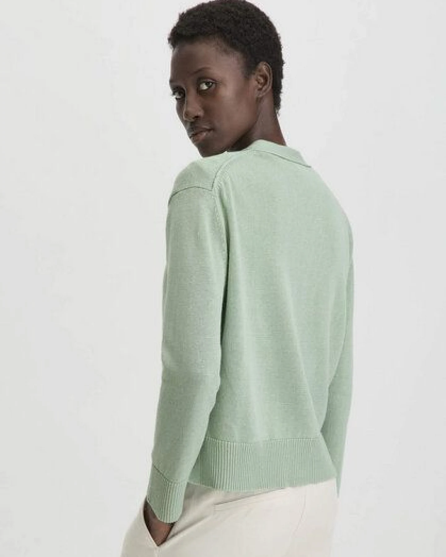 hessnatur Strick Jacke Relaxed aus reiner Bio-Baumwolle mit edlem Leinen – Ansicht 2