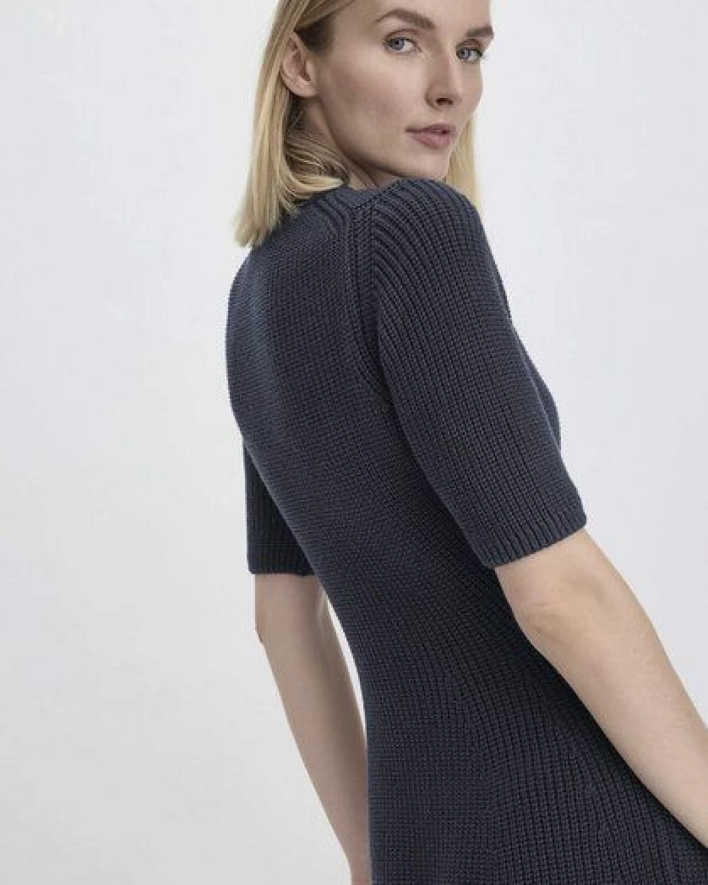 hessnatur Strick Kleid Midi Slim aus reiner Bio-Baumwolle – Ansicht 2