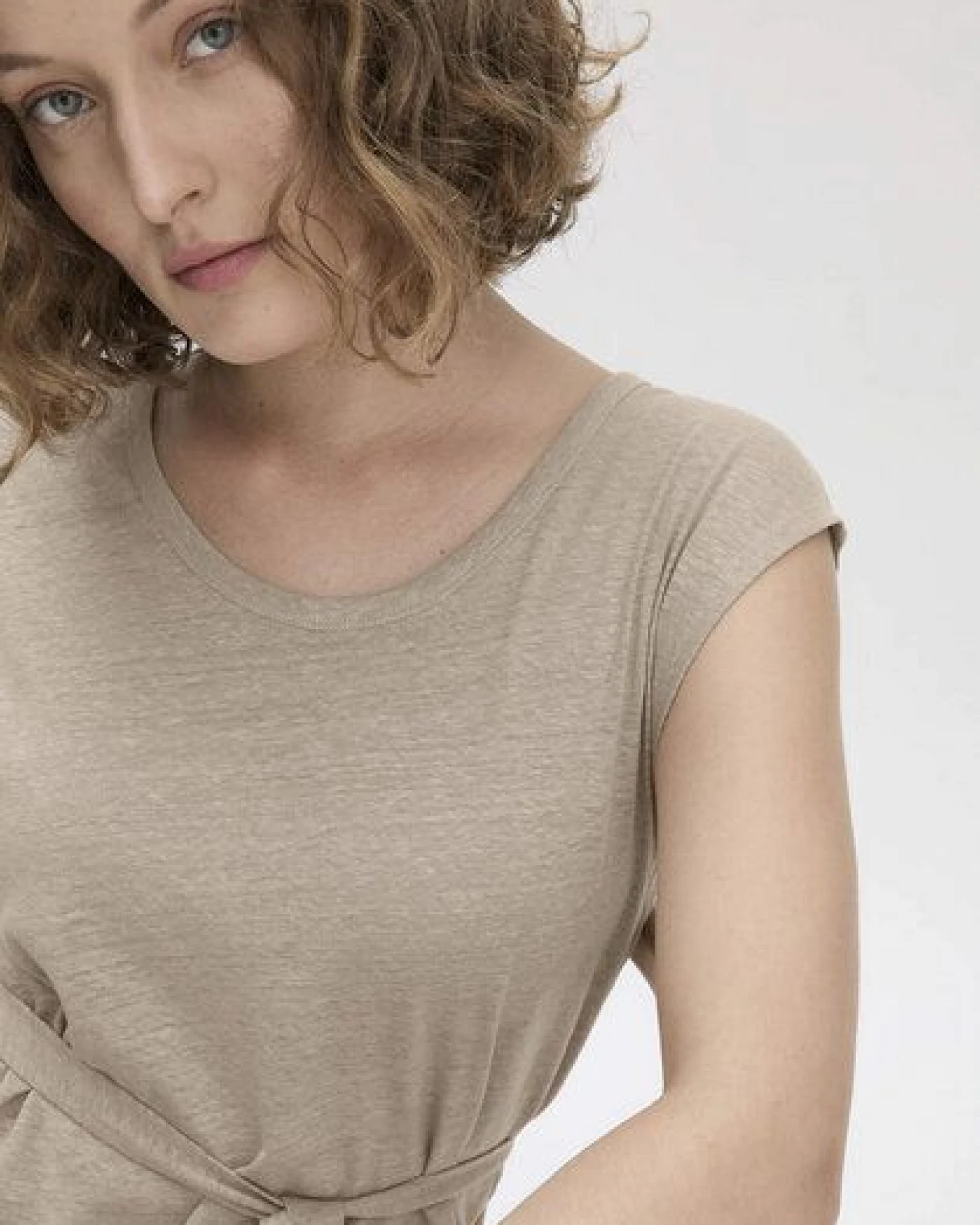 hessnatur Jersey Kleid Midi Relaxed aus Leinen und Bio-Baumwolle – Ansicht 2
