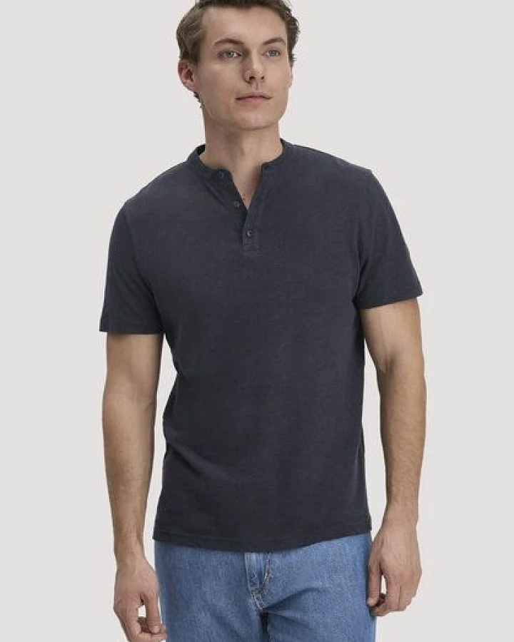 hessnatur Henley Shirt Regular aus Bio-Baumwolle und Leinen