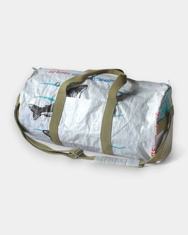REFISHED fair fashion Tasche 'SPORTY BAG' - upcycelte Fischfuttersäcke