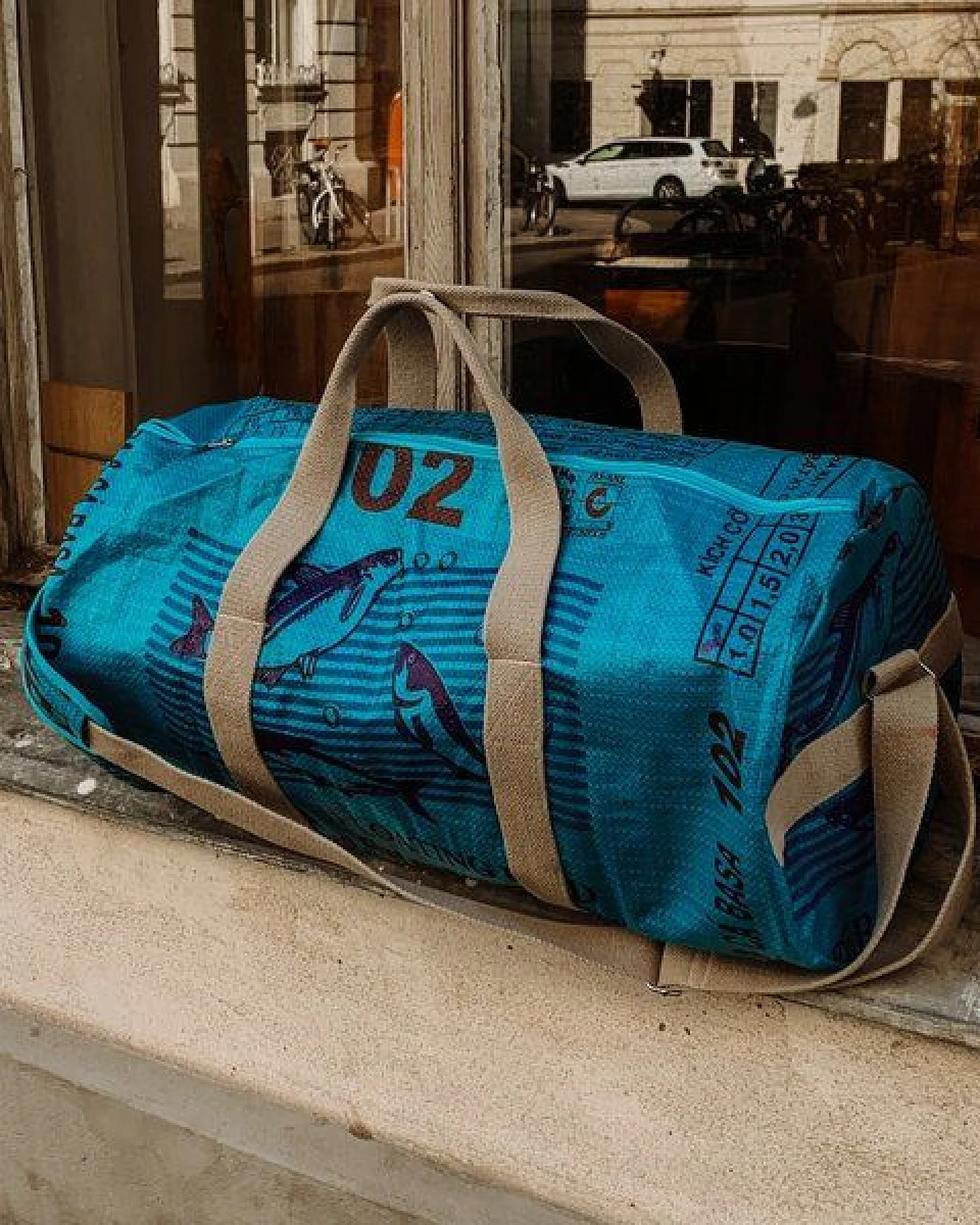 REFISHED fair fashion Tasche 'SPORTY BAG' - upcycelte Fischfuttersäcke – Ansicht 2