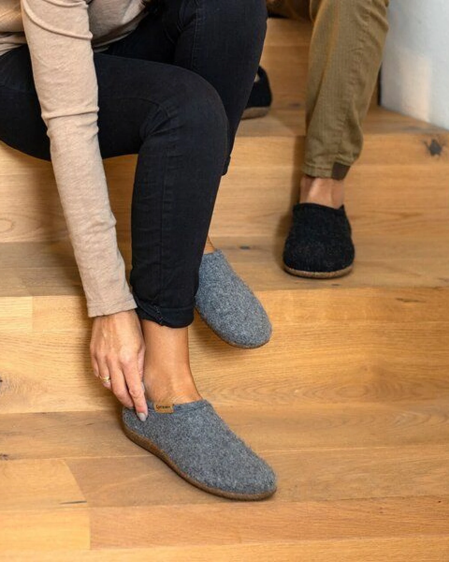 Gottstein Filz-Hausschuh Alpine Midcut - Damen & Herren Pantoffel aus 100% Schurwolle mit Komfort-Einlagesohle – Ansicht 2