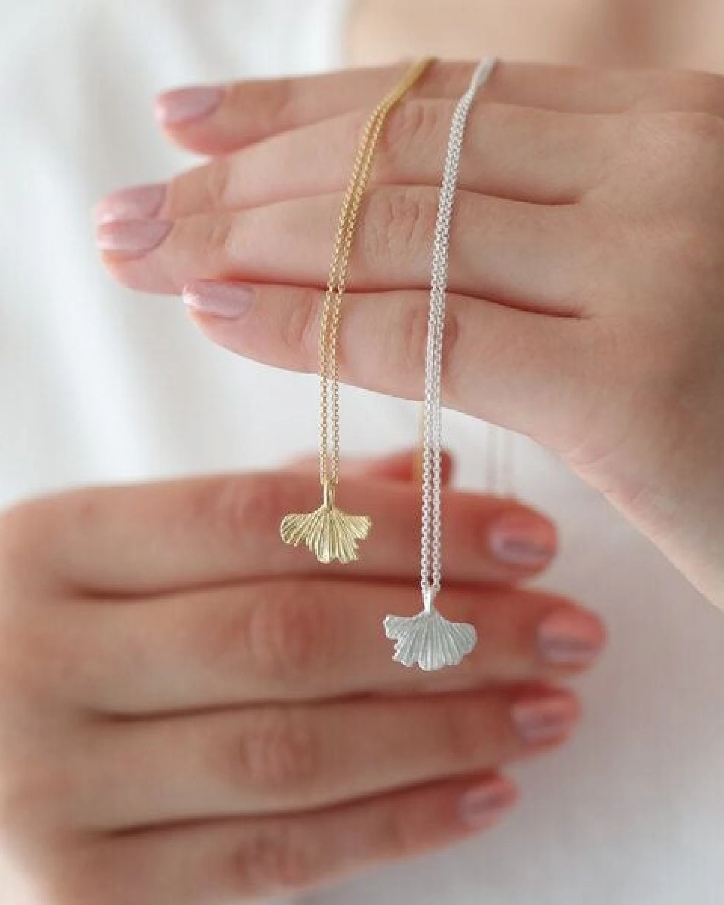BELLYBIRD Jewellery Halskette - kleines Ginkgoblatt, Anhänger/ Silber/ Silber vergoldet – Ansicht 2