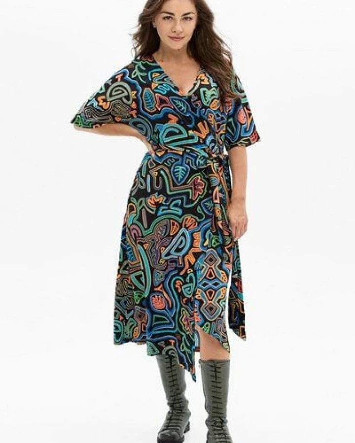 Kleid Maya – farbenfroh aus Viskose – Wickelausschnitt & Taillengürtel – Statement-Print – Fair in EU produziert – KOKOworld