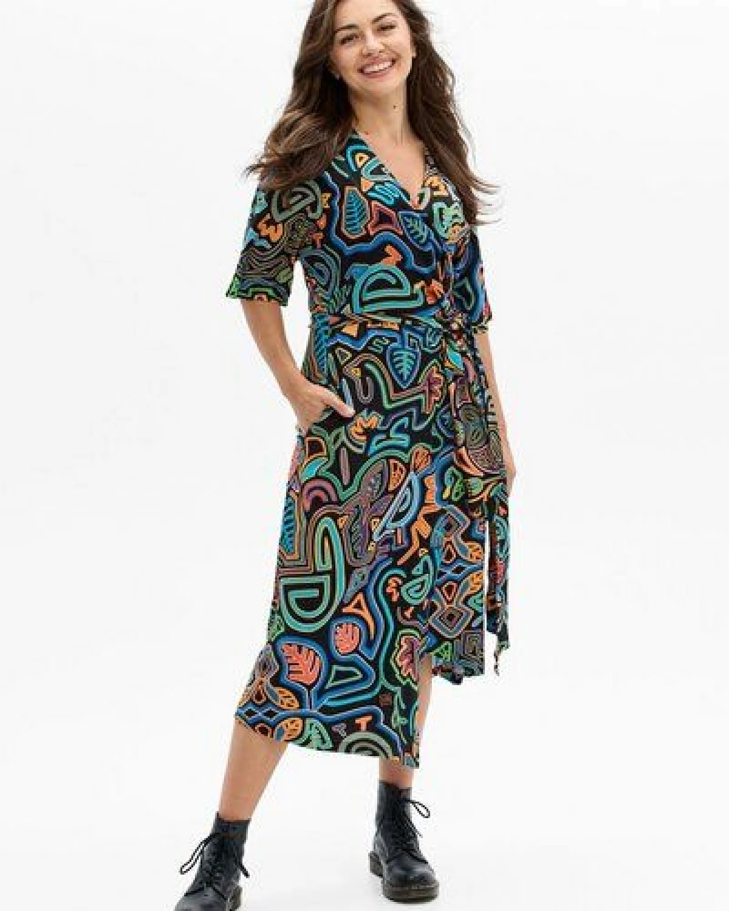 Kleid Maya – farbenfroh aus Viskose – Wickelausschnitt & Taillengürtel – Statement-Print – Fair in EU produziert – KOKOworld – Ansicht 2