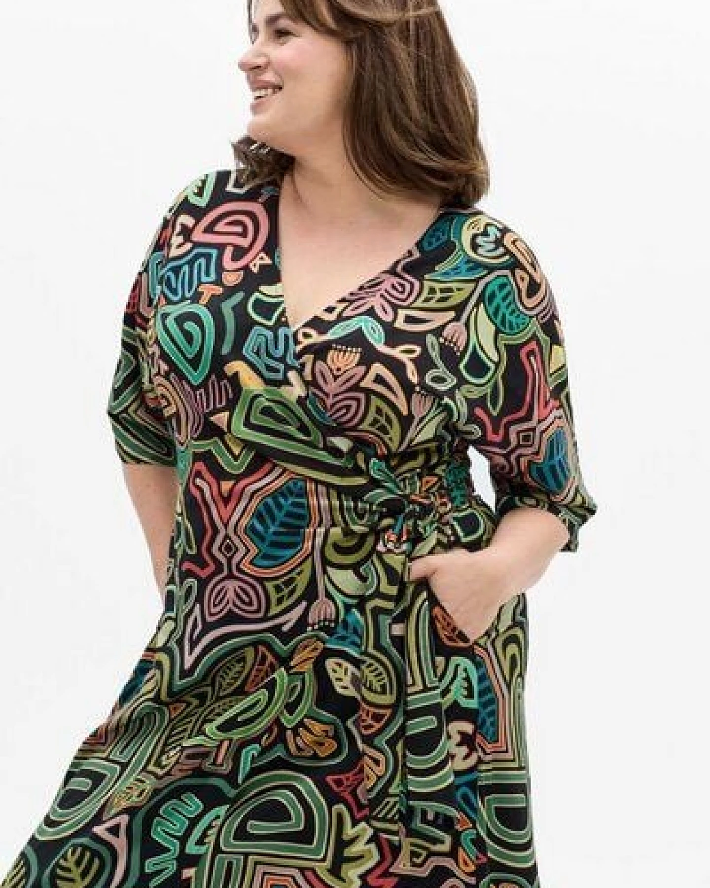 Kleid Maya – farbenfroh aus Viskose – Wickelausschnitt & Taillengürtel – Statement-Print – Fair in EU produziert – KOKOworld – Ansicht 3