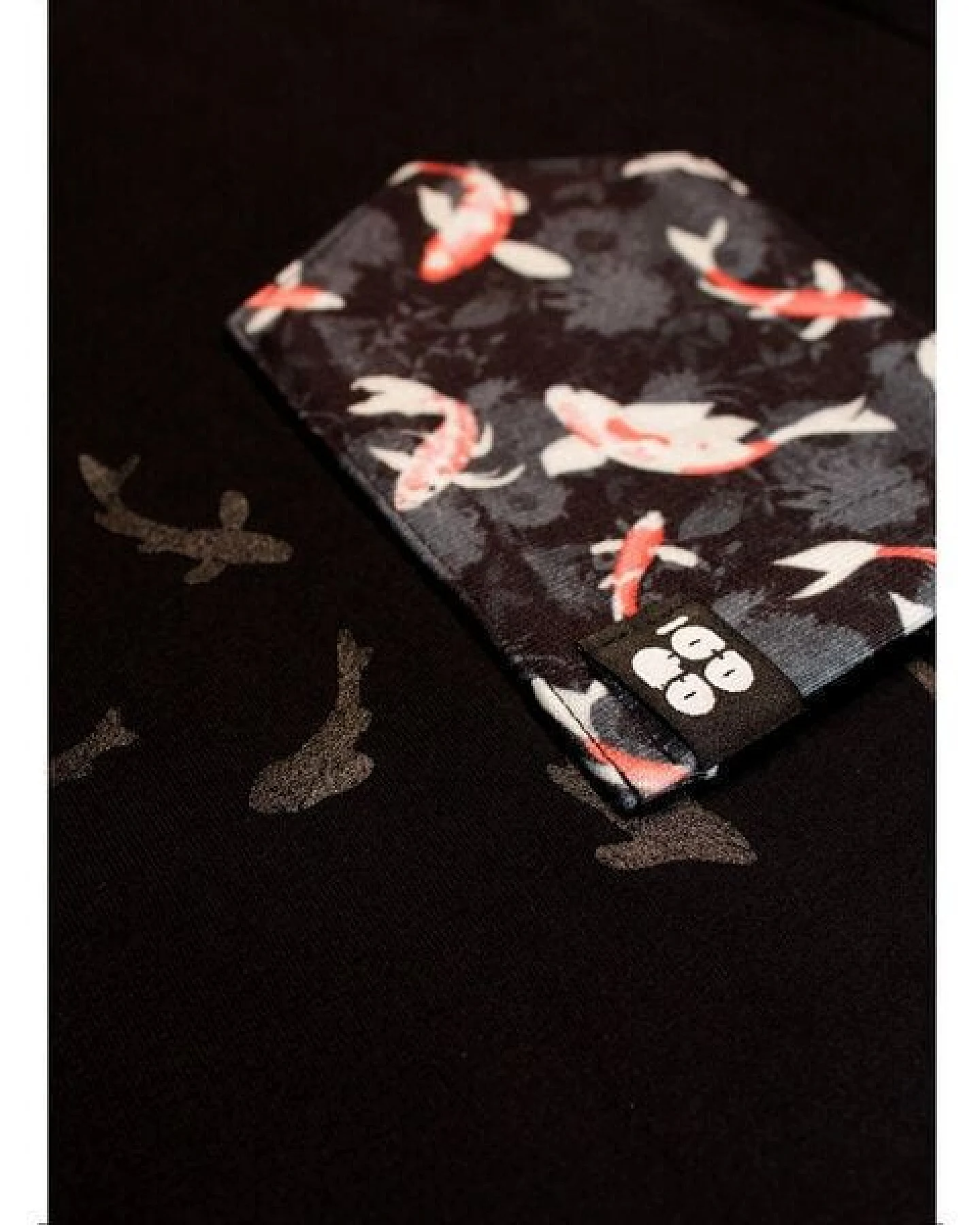 FÄDD Damen T-Shirt Rundhals aus Bio-Baumwolle "Bit Koi BT" Schwarz – Ansicht 4
