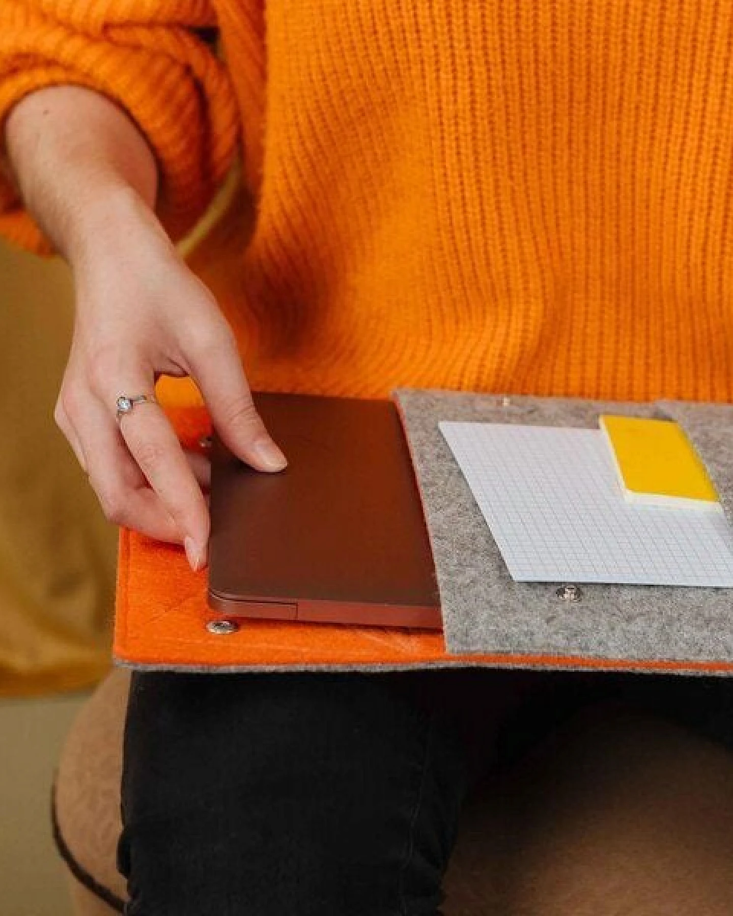 Råvare ENNO L in hellgrau-orange / Tablet- und Laptophülle aus Filz – Ansicht 3