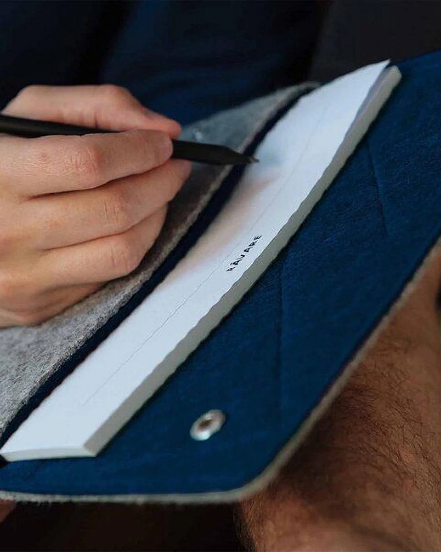 Råvare ENNO M in hellgrau-dunkelblau / Tablet- und Laptophülle aus Filz – Ansicht 2