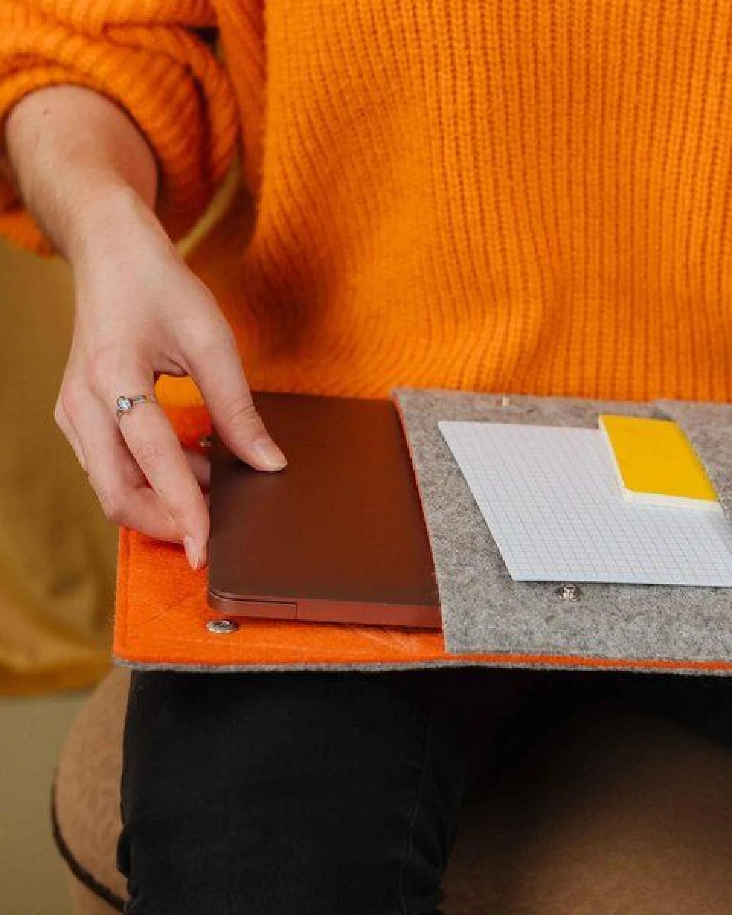 Råvare ENNO M in hellgrau-orange / Tablet- und Laptophülle aus Filz – Ansicht 2