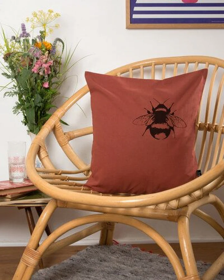 Hirschkind Bio-Kissenbezug 'Erdhummel' foxy mit schwarzem Druck 40*40 cm