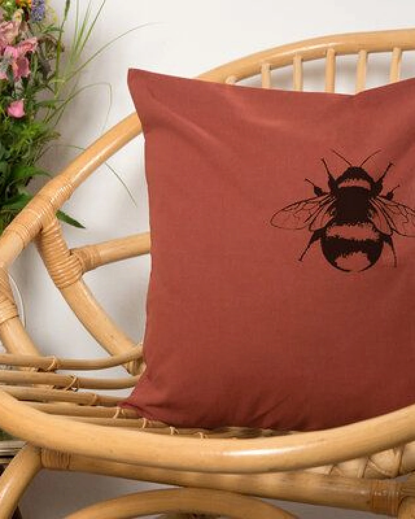 Hirschkind Bio-Kissenbezug 'Erdhummel' foxy mit schwarzem Druck 40*40 cm – Ansicht 2