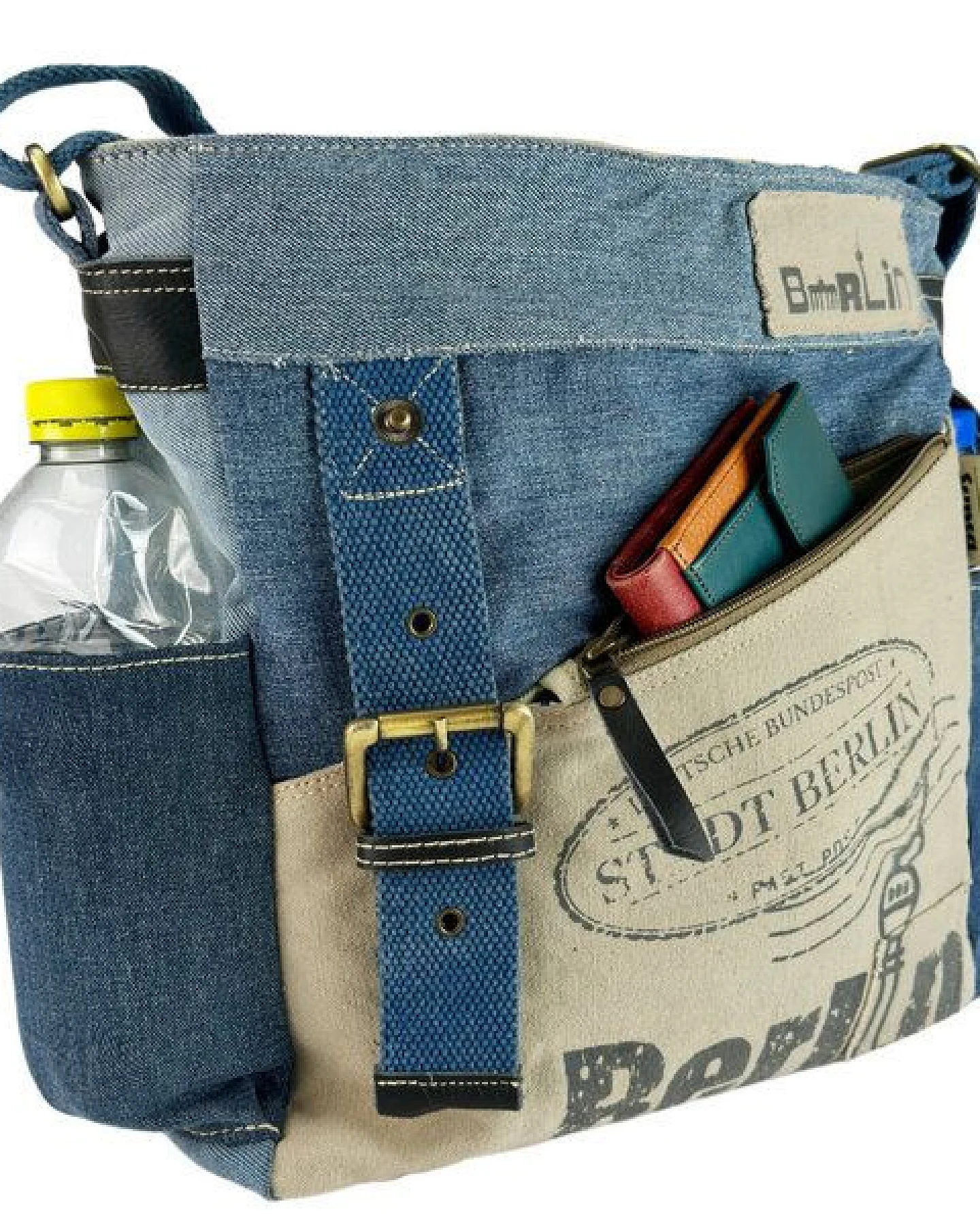 Sunsa Umhängetasche. Crossover Tasche aus recycelte Jeans Canvas & Leder. Große Schultertasche mit Berlin Design – Ansicht 2