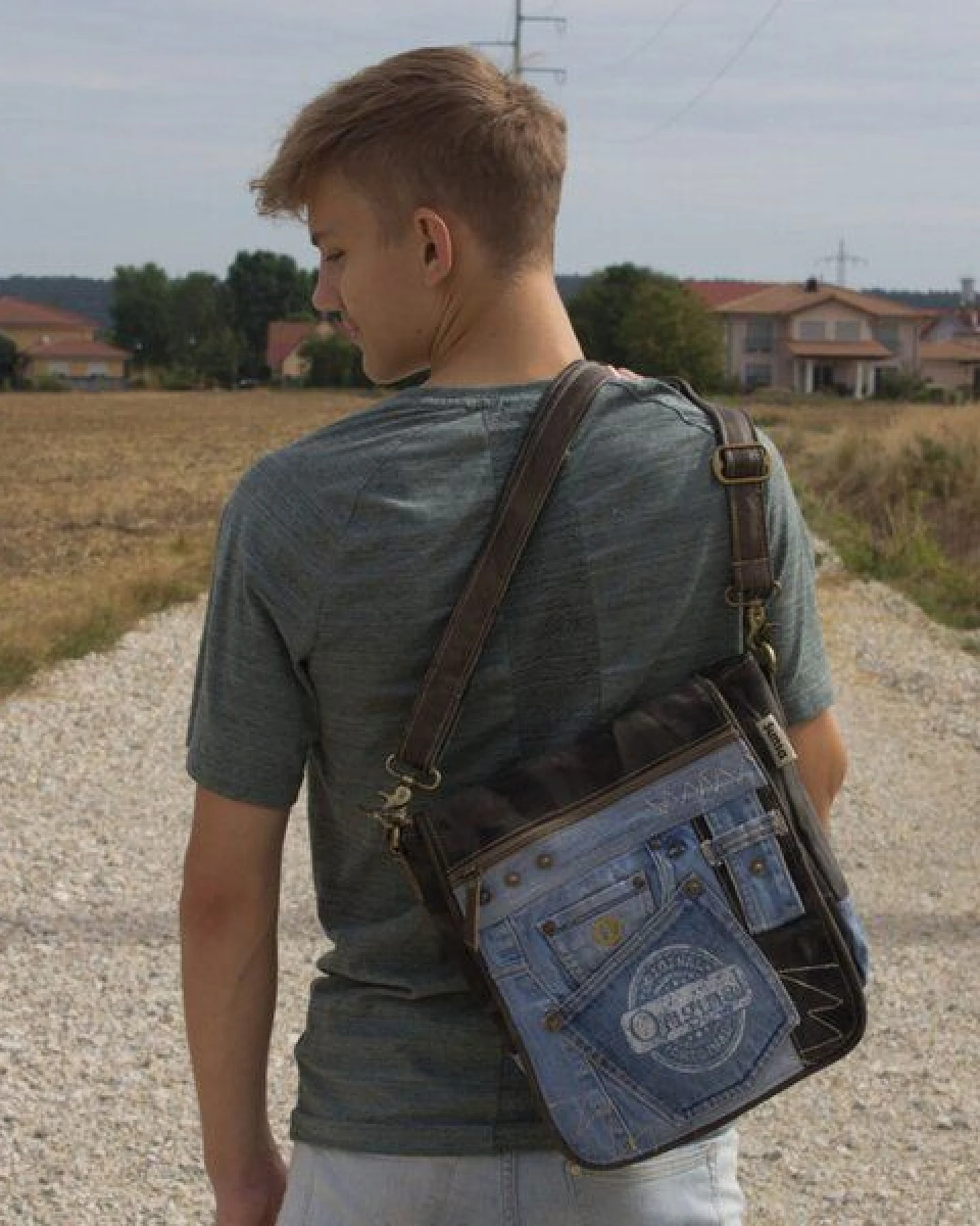 Sunsa Messenger Umhängetasche aus recycelter Jeans & schwarze Canvas. Nachhaltige Tasche – Ansicht 2
