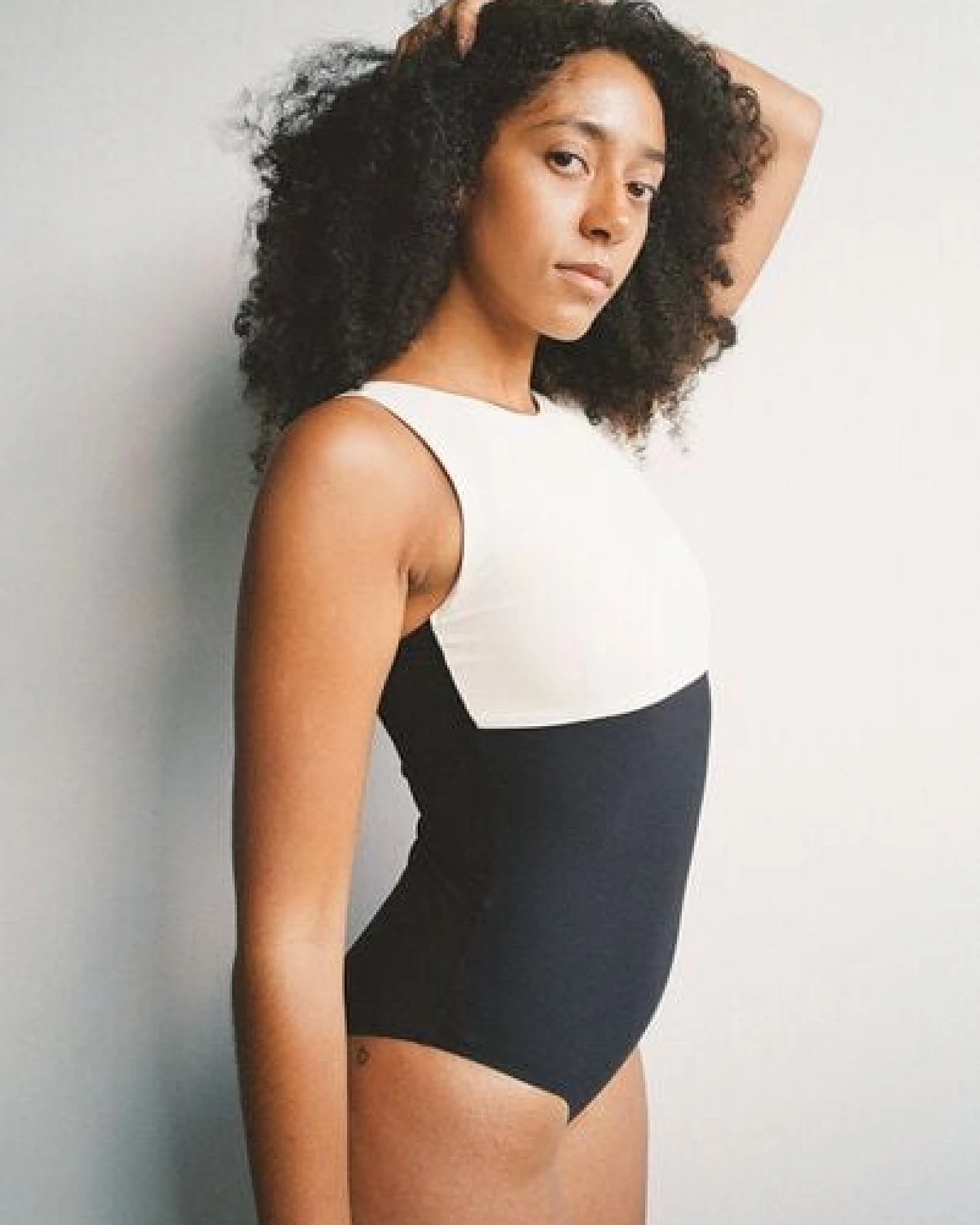 RENDL Swimsuit No.18 - zweifarbiger, hochgeschnittener Badeanzug – Ansicht 3