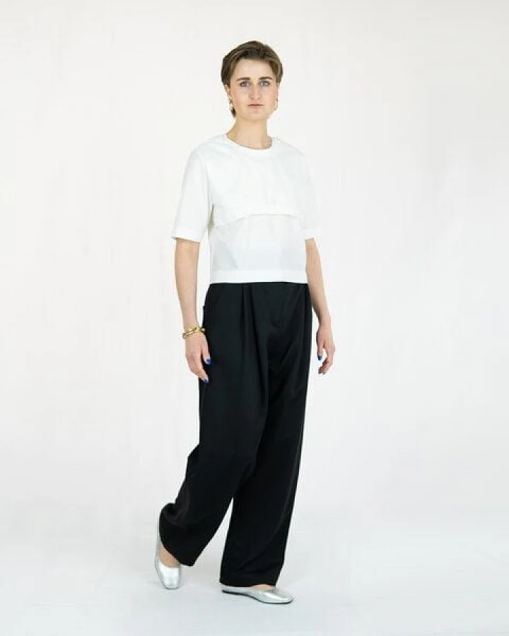 keijn Hose NEUTH - Zeitlose Bundfaltenhose aus tiefschwarzem Twill