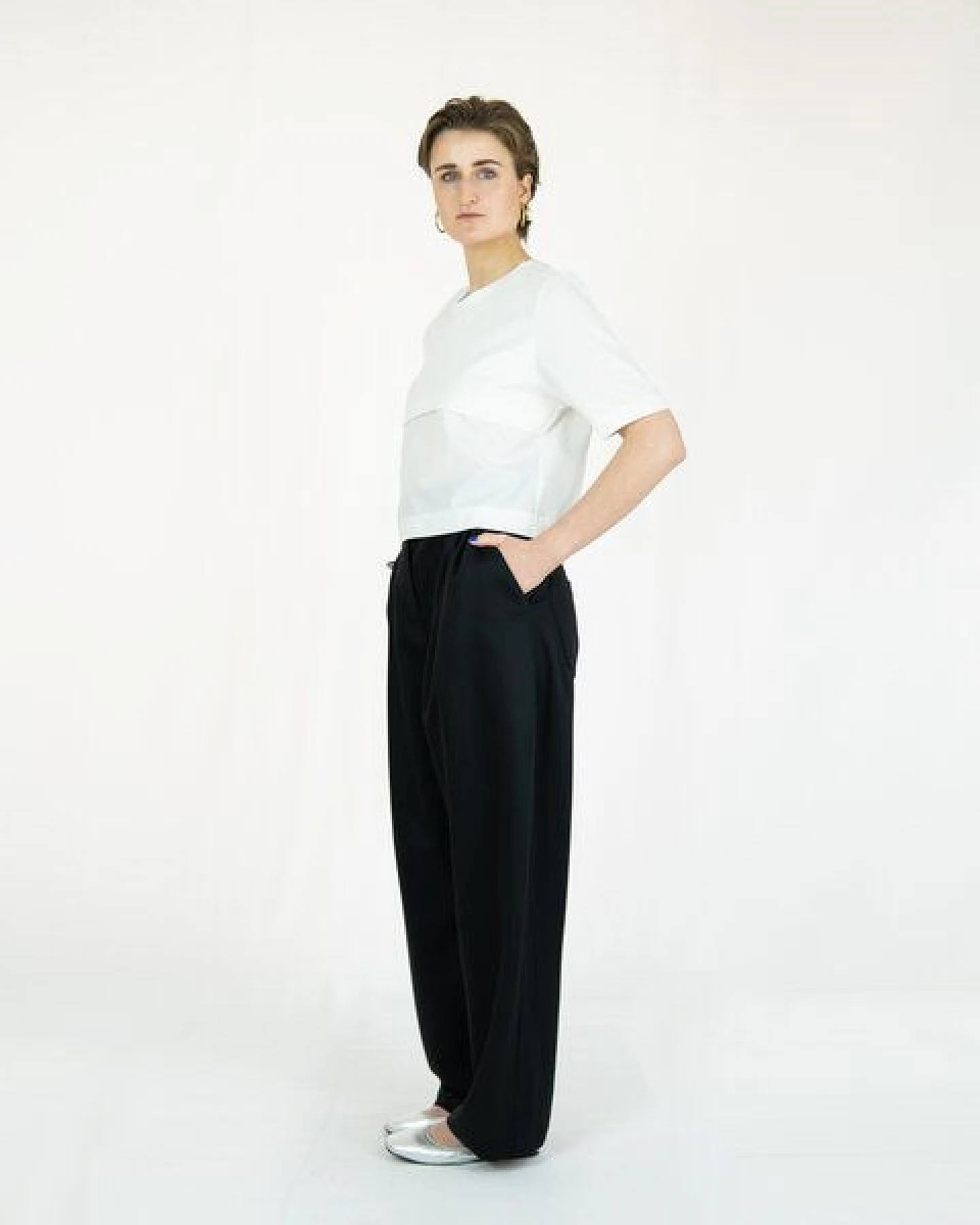 keijn Hose NEUTH - Zeitlose Bundfaltenhose aus tiefschwarzem Twill – Ansicht 2