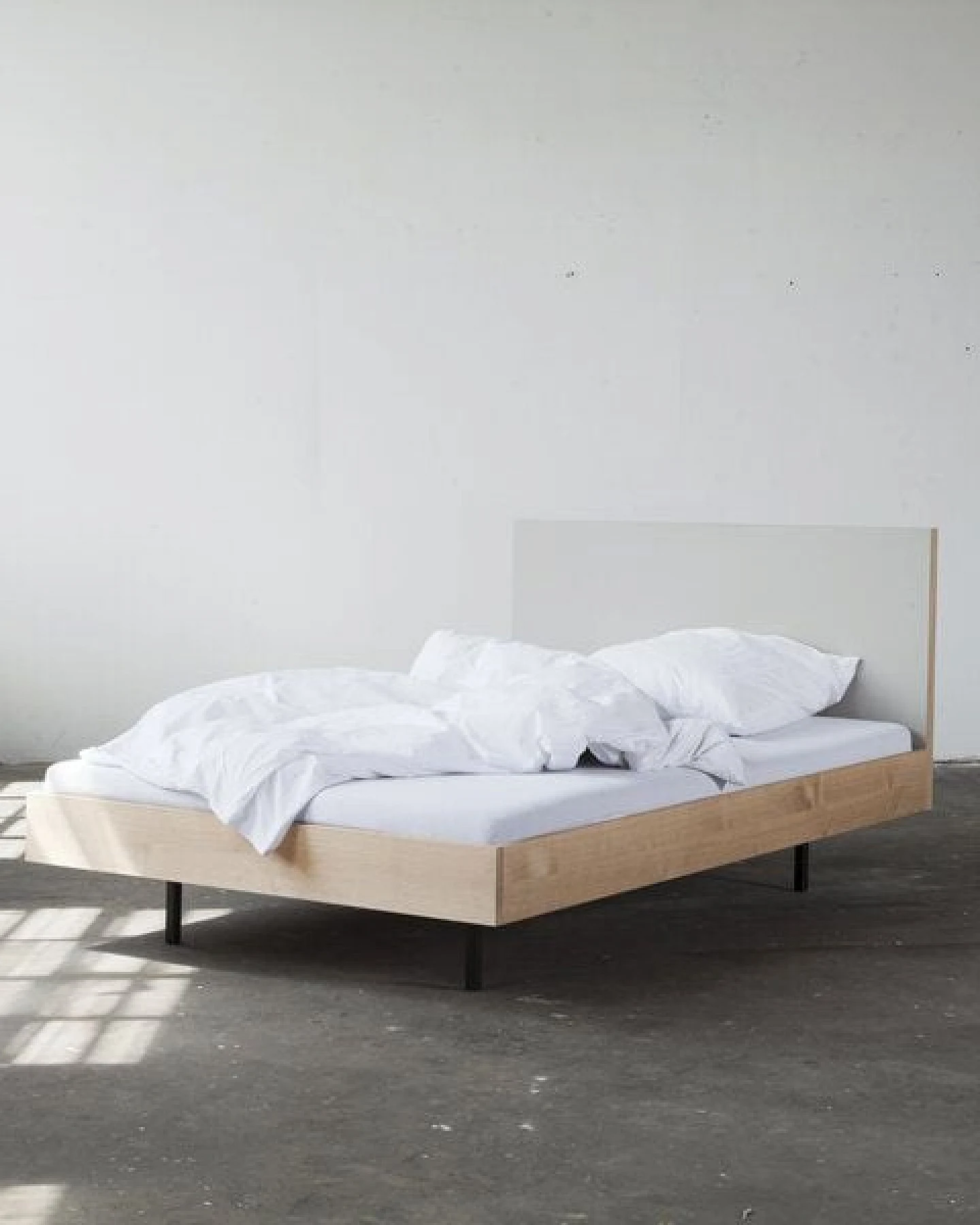 BARTMANN Unidorm Classic - Holzbett aus Eiche mit Kopfteil aus Linoleum – Ansicht 3
