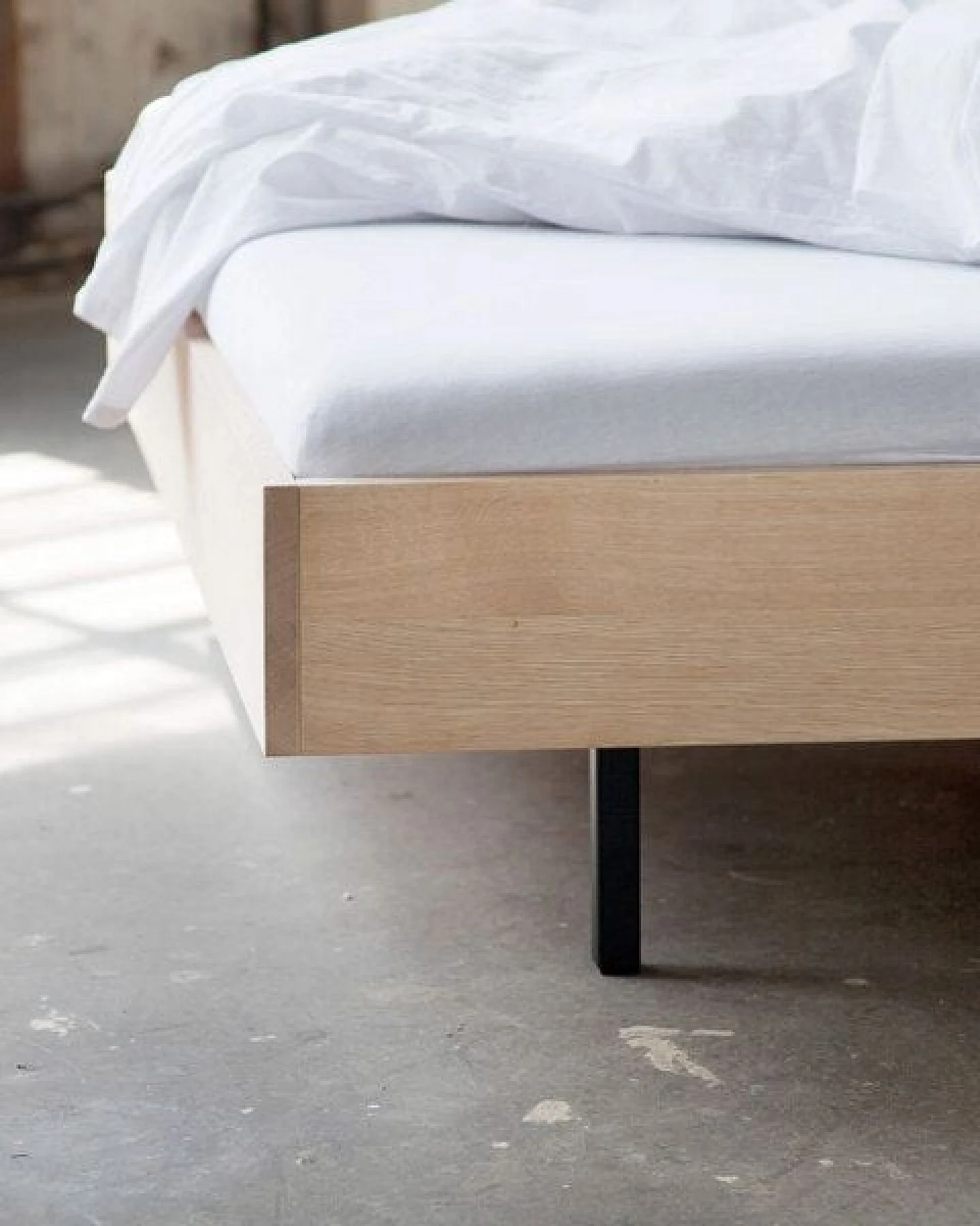 BARTMANN Unidorm Classic - Holzbett aus Eiche mit Kopfteil aus Linoleum – Ansicht 4