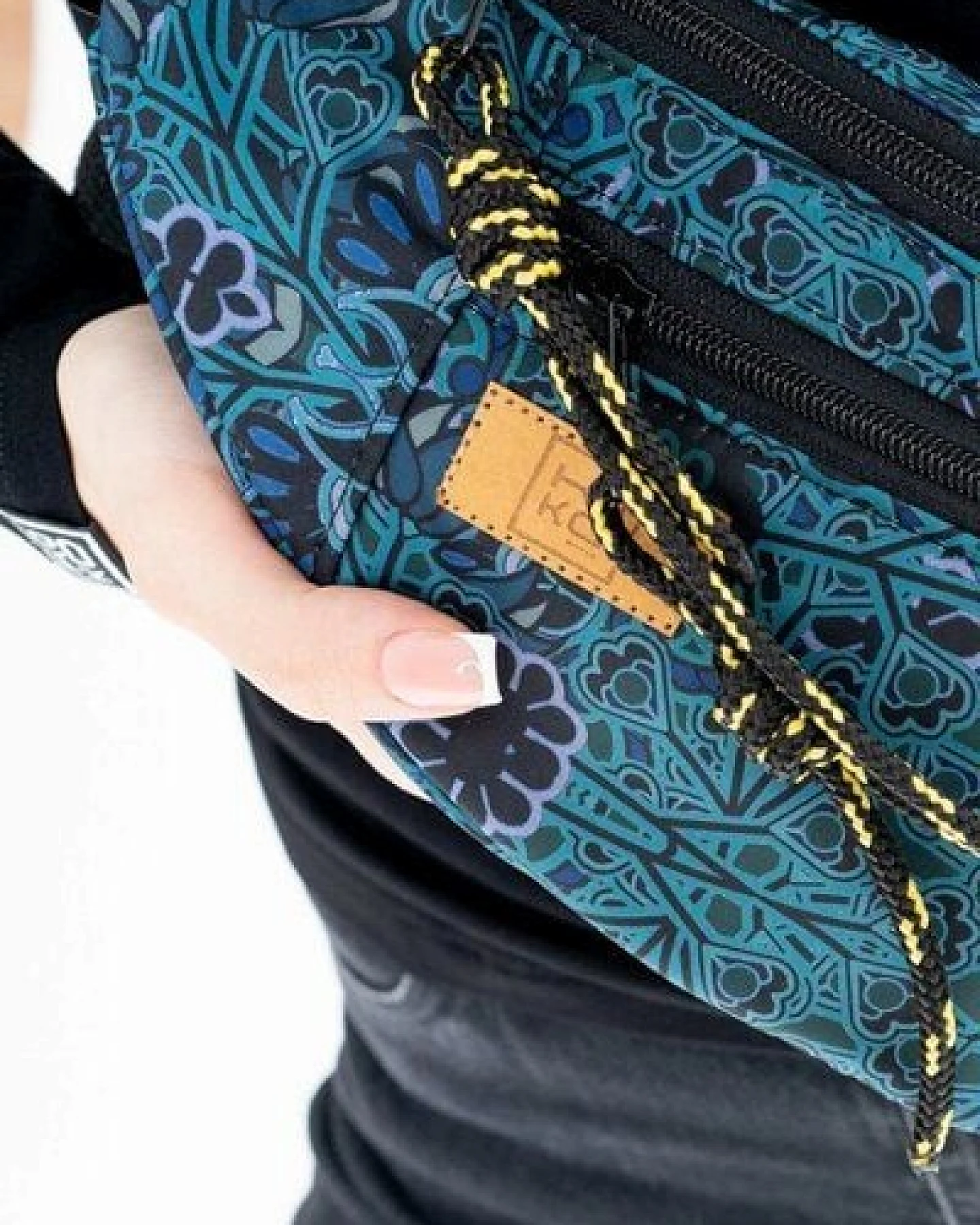 Bauchtasche Saco – Robuste, wasserabweisende Saco Hüfttasche für Alltag & Outdoor – bunter Aufdruck KOKOworld – Fair produziert in Polen – Ansicht 4