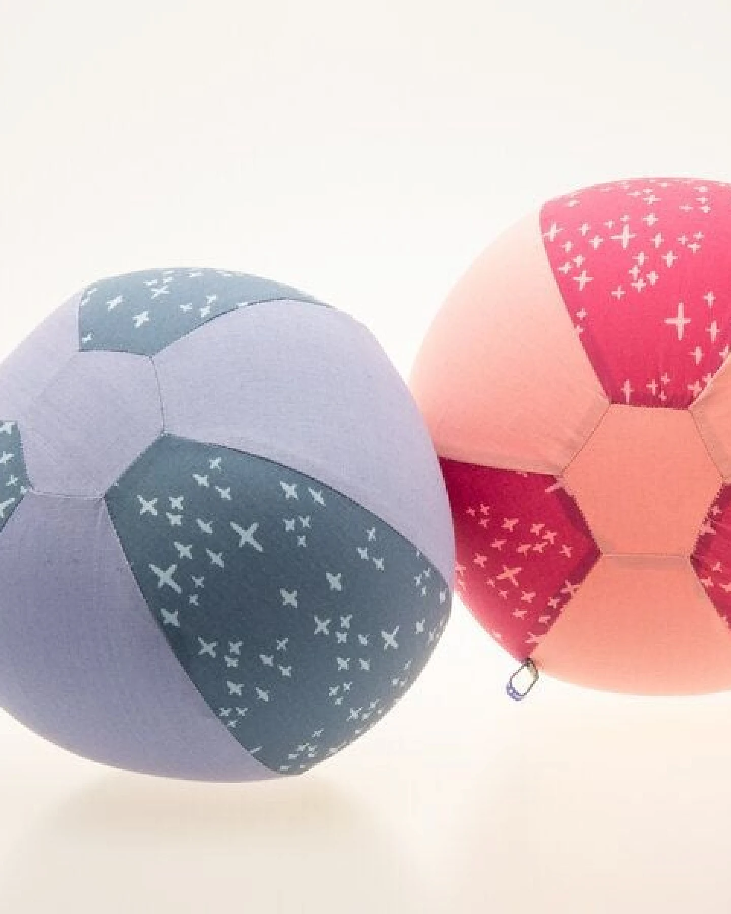 Flosinn Babyball für unterwegs. Luftballonhülle als Babyspielzeug. – Ansicht 4