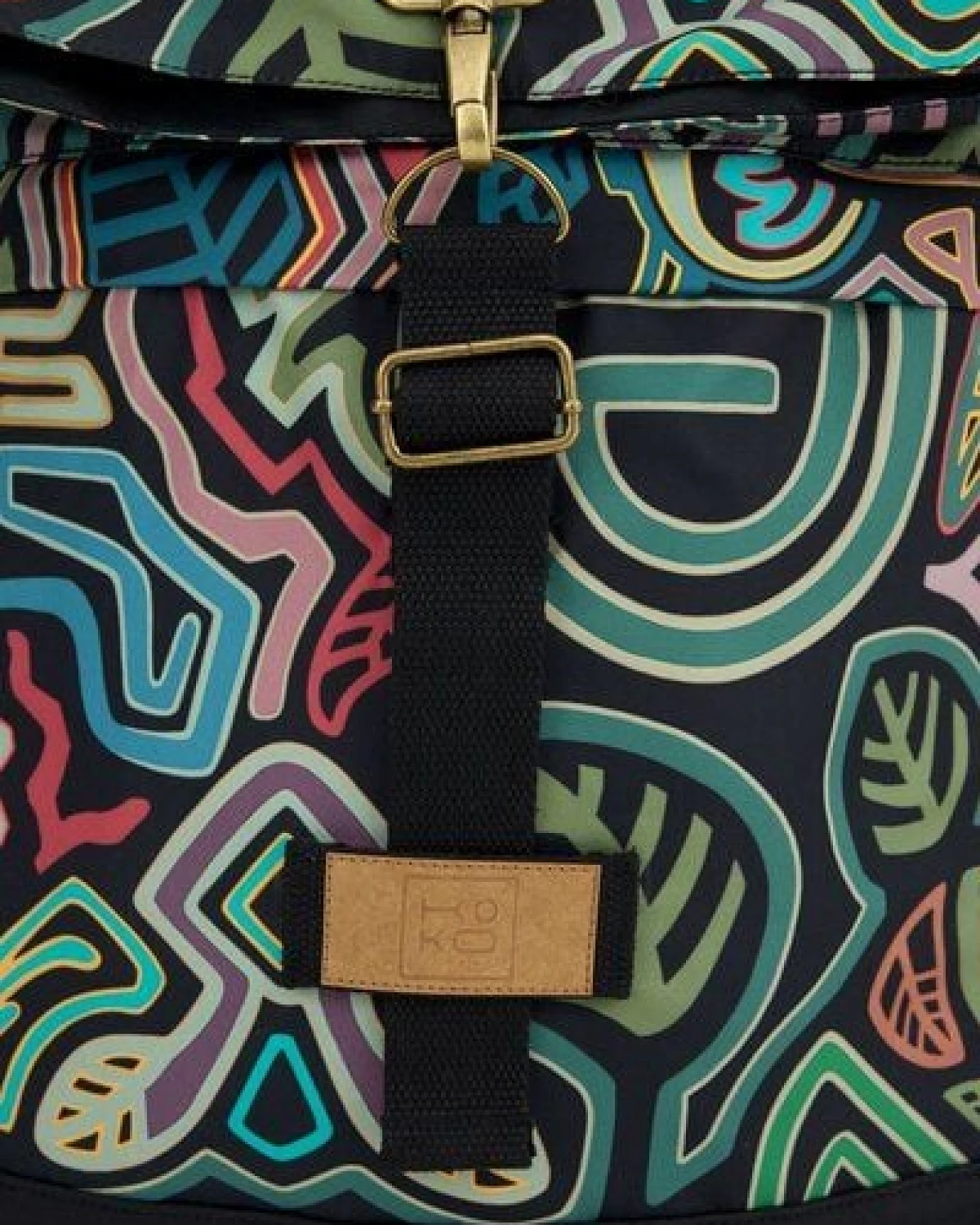 Rucksack Boxy 3.0 – Wasserdicht – Handgepäckgröße – Laptopfach – bunter Print – Fair produziert in Polen – KOKOworld – Ansicht 2