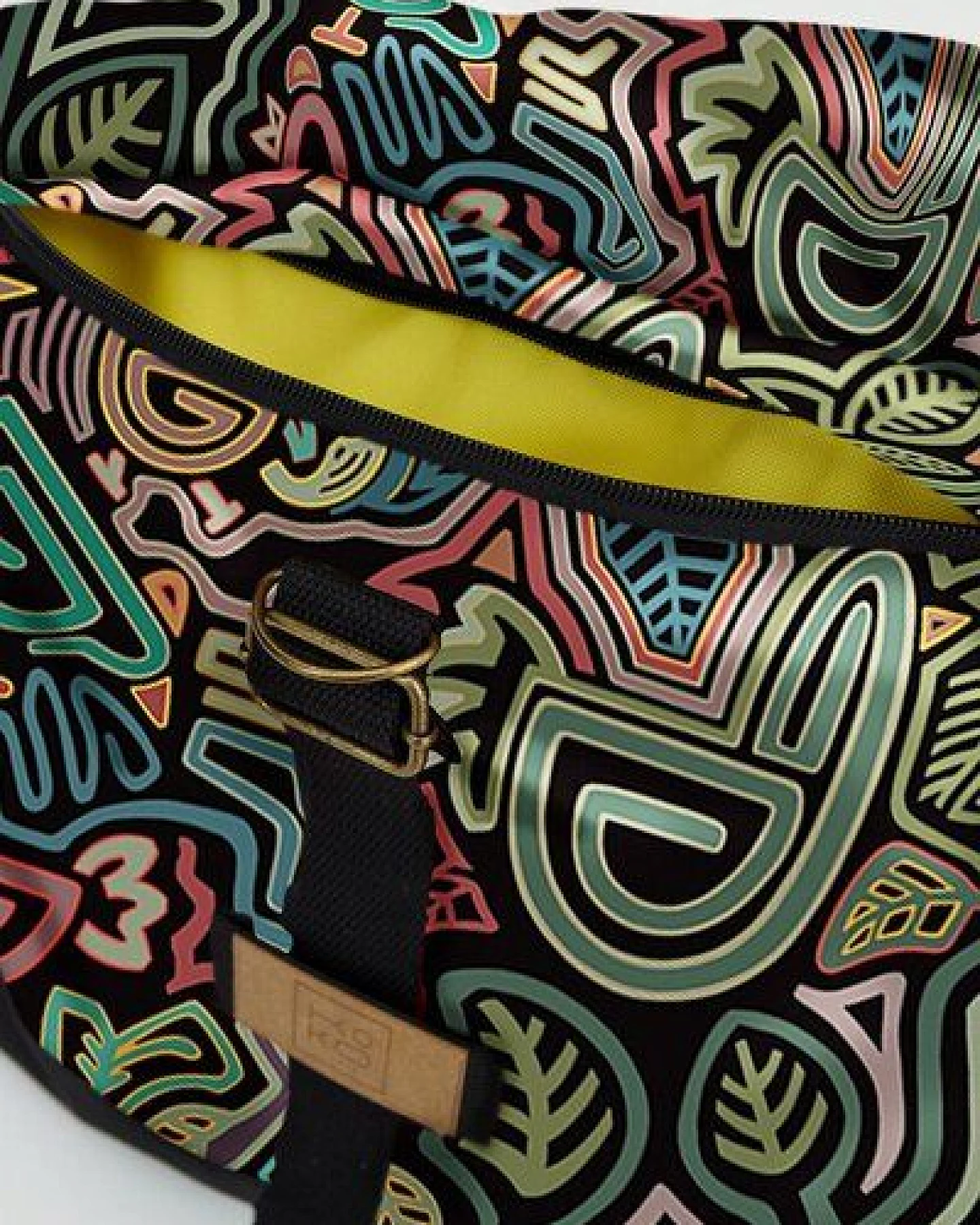 Rucksack Boxy 3.0 – Wasserdicht – Handgepäckgröße – Laptopfach – bunter Print – Fair produziert in Polen – KOKOworld – Ansicht 3