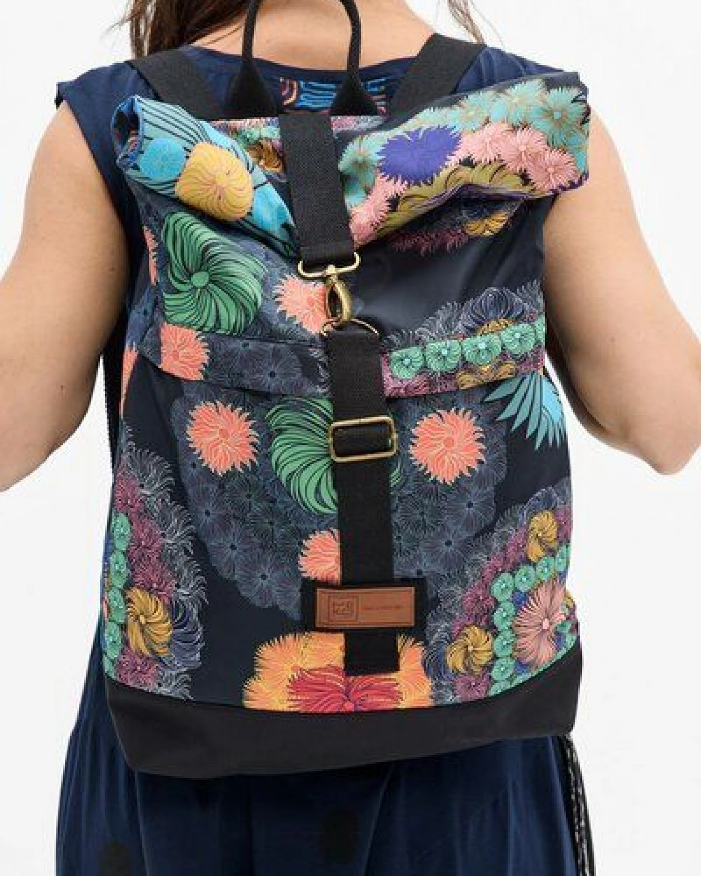 Rucksack Boxy 3.0 – Wasserdicht – Handgepäckgröße – Laptopfach – bunter Print – Fair produziert in Polen – KOKOworld – Ansicht 2