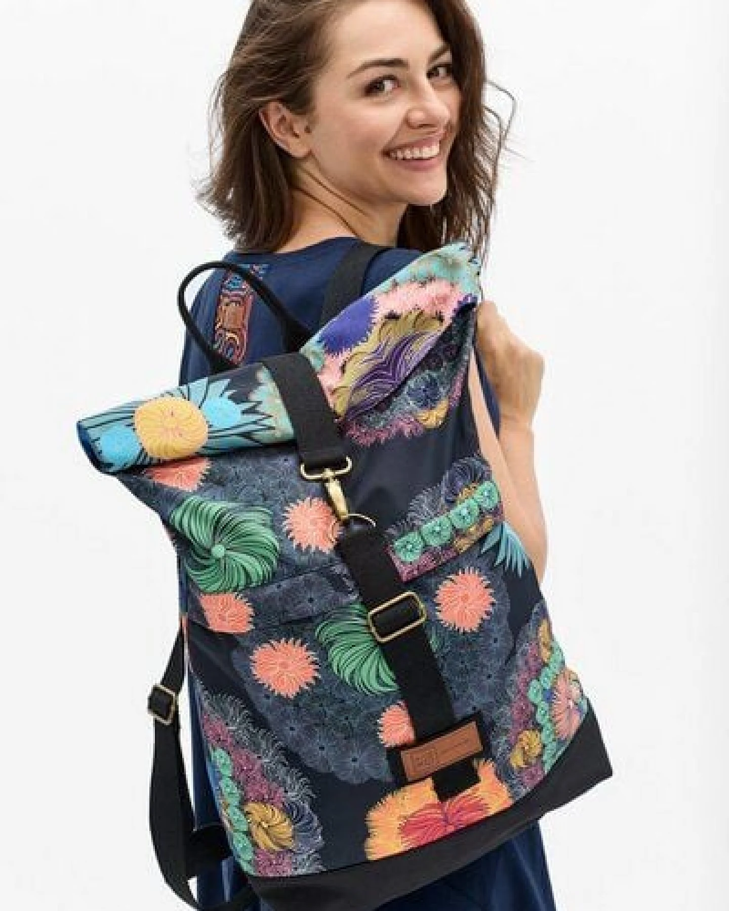 Rucksack Boxy 3.0 – Wasserdicht – Handgepäckgröße – Laptopfach – bunter Print – Fair produziert in Polen – KOKOworld – Ansicht 3