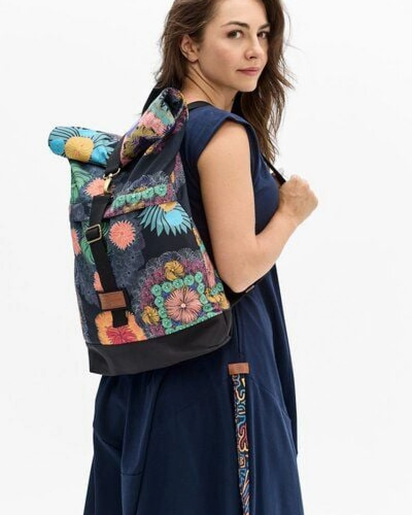 Rucksack Boxy 3.0 – Wasserdicht – Handgepäckgröße – Laptopfach – bunter Print – Fair produziert in Polen – KOKOworld – Ansicht 4