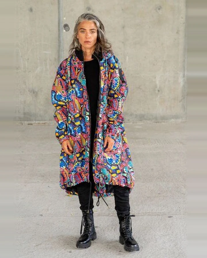 Parka Sumba Damen – lange Jacke mit Kapuze – warm, bequem & winddicht – einzigartiger KOKOworld Print – fair produziert in EU
