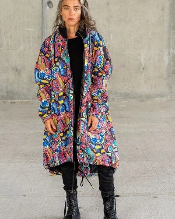 Parka Sumba Damen – lange Jacke mit Kapuze – warm, bequem & winddicht – einzigartiger KOKOworld Print – fair produziert in EU
