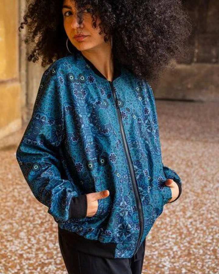 Bomberjacke Oversize – Stylische Bomberjacke elastischen Bündchen & Taschen – Leichte, nachhaltige Übergangsjacke mit kulturellem KOKOworld Print – Fair produziert in Polen