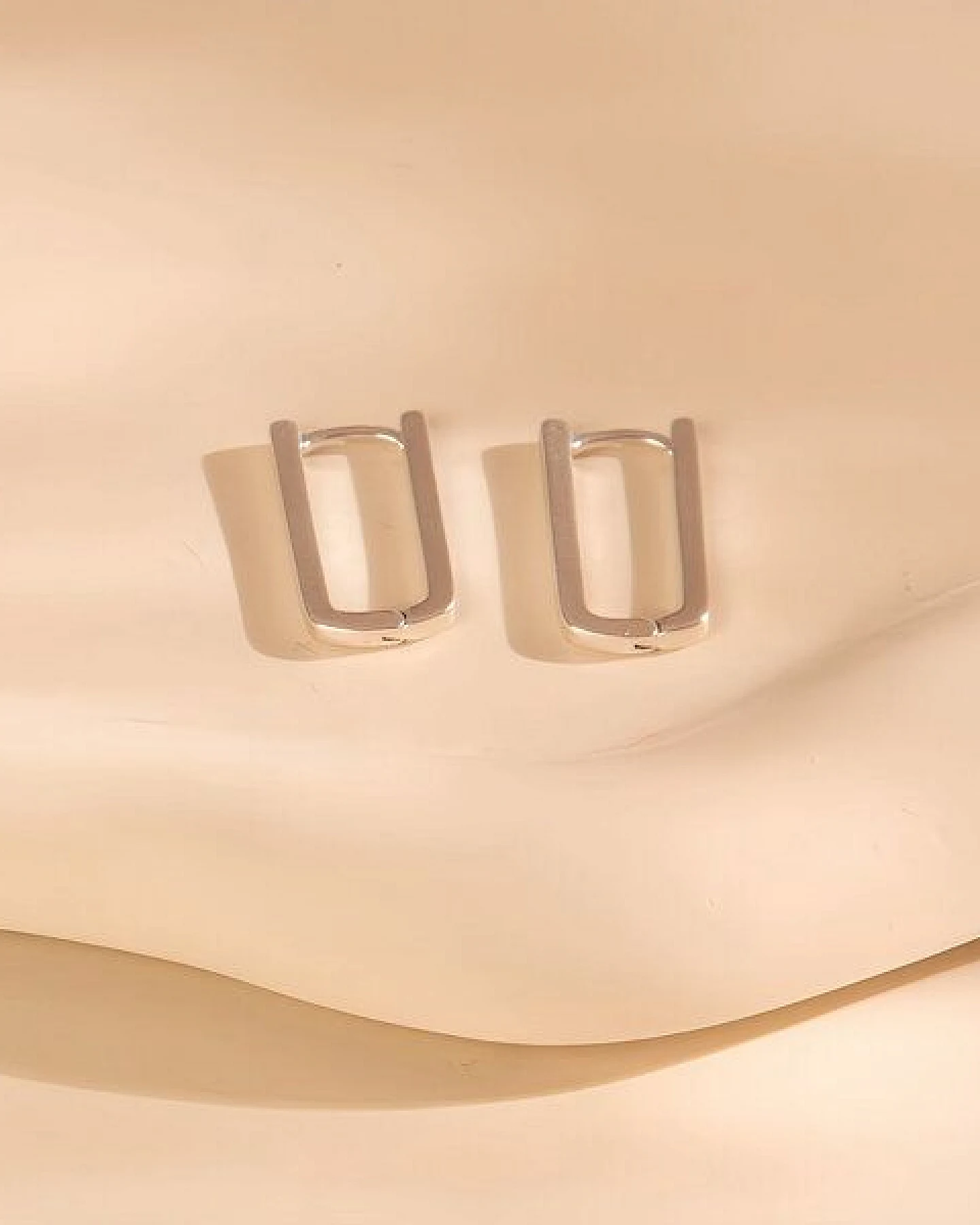 Matte Längliche Ovale Creolen Ohrringe 22mm x 12mm von Elektropulli – Ansicht 2