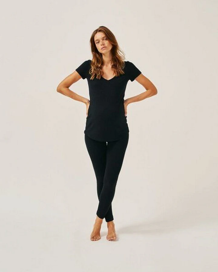 The Mama Set T-Shirt „The V- Neck T-Shirt“ Sanft anliegendes V- Ausschnitt T-Shirt mit Extralänge für die Schwangerschaft