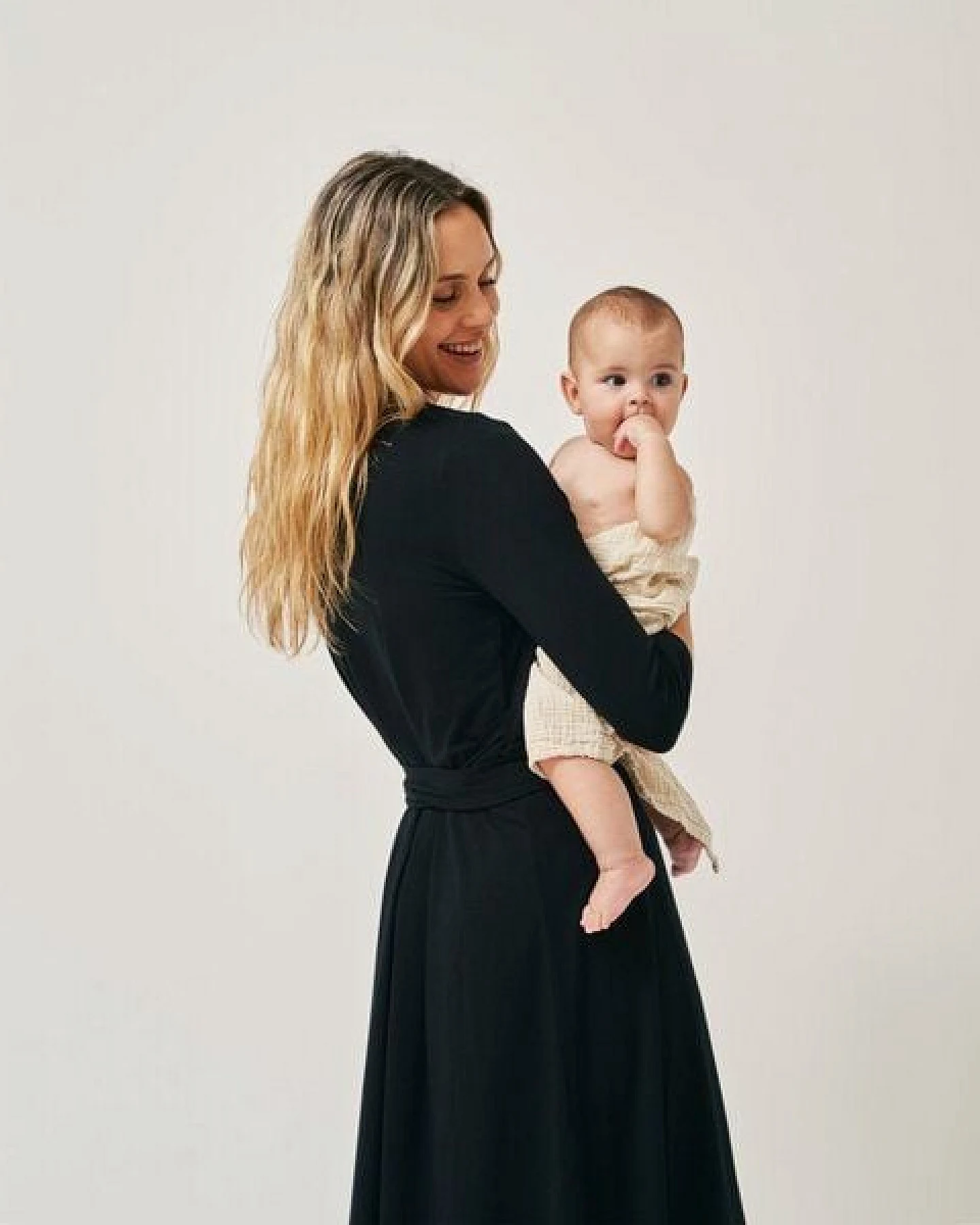 The Mama Set Wickelkleid „The Wrap Dress“ Figurschmeichelndes Wickelkleid für Schwangerschaft & Stillzeit – Ansicht 2