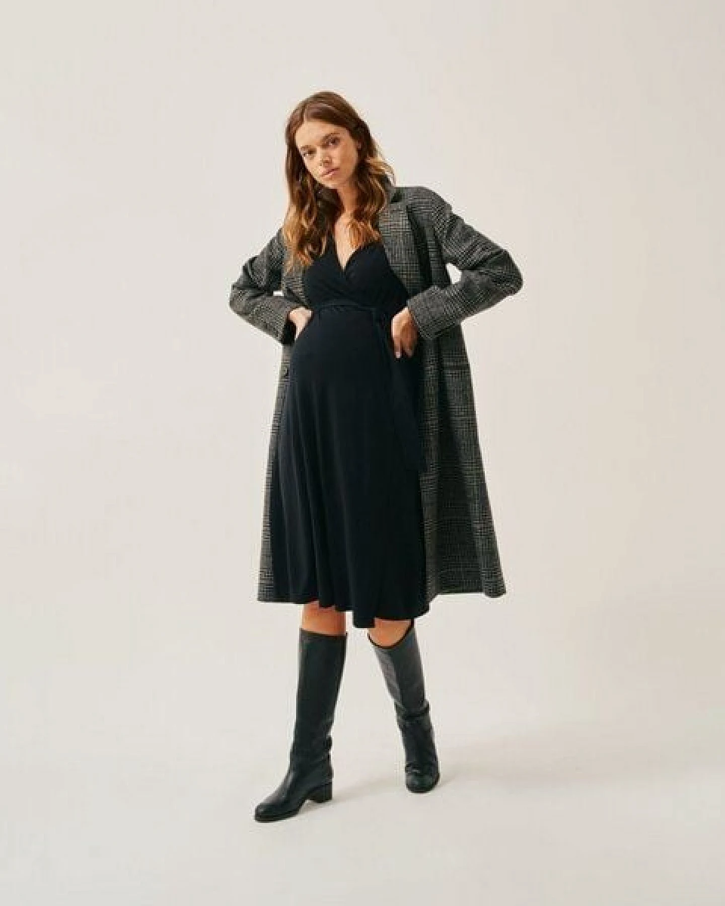 The Mama Set Wickelkleid „The Wrap Dress“ Figurschmeichelndes Wickelkleid für Schwangerschaft & Stillzeit – Ansicht 3